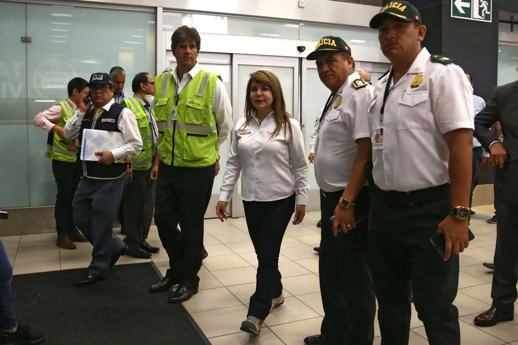 La ministra Elizabeth Hinostroza supervisa el cumplimiento del protocolo de seguridad por COVID19 en la llegada de pasajeros procedentes de Europa al Aeropuerto Internacional Jorge Chávez.
Foto: ANDINA/Vidal Tarqui