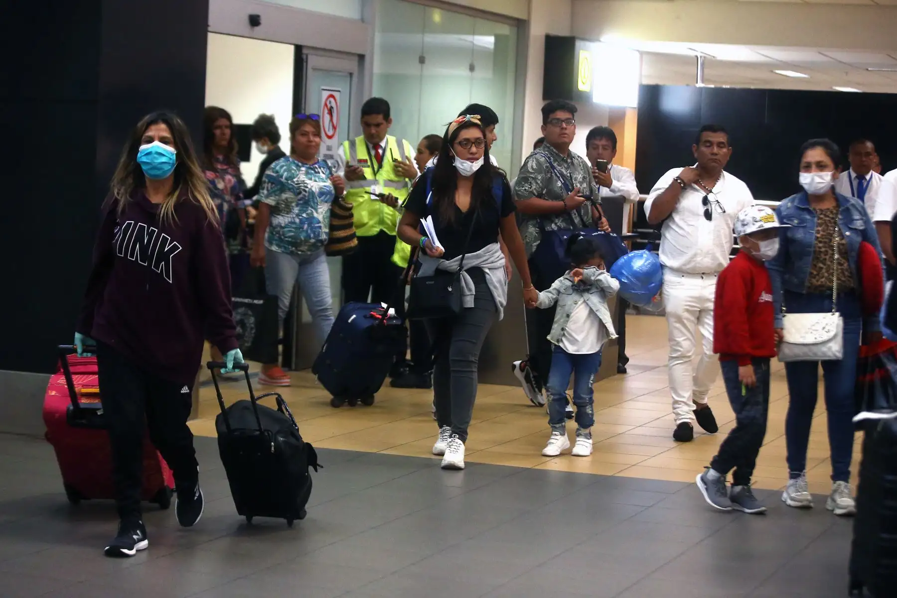 Pasajeros procedente de Francia llegan al aeropuerto internacional Jorge Chávez, tras conocerse casos en Perú del Covid -19. Foto: ANDINA/Vidal Tarqui