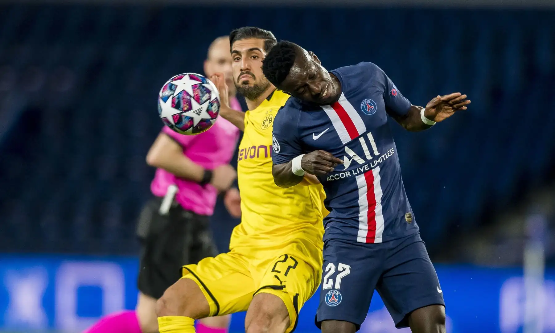 El mediocampista senegalés de Paris Saint-Germain Idrissa Gueye compitiendo con el centrocampista alemán Dortmund Emre Can durante el partido de vuelta de octavos de final de la UEFA Champions League entre París Saint-Germain (PSG) y Borussia Dortmund.
Foto: AFP