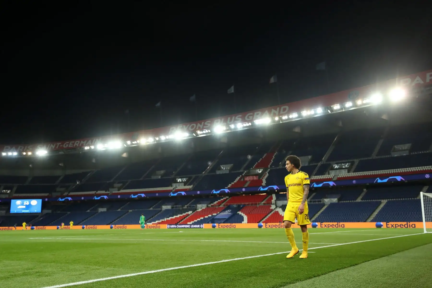 El mediocampista belga de Dortmund Axel Witsel caminando después de ser reemplazado durante el partido de fútbol de vuelta de octavos de final de la UEFA Champions League entre Paris Saint-Germain (PSG) y Borussia Dortmund.
Foto: AFP