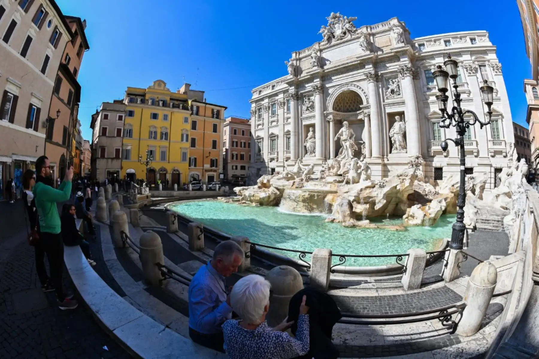 Pocos turistas en la desierta Fuente de Trevi en el centro de Roma. Foto: AFP