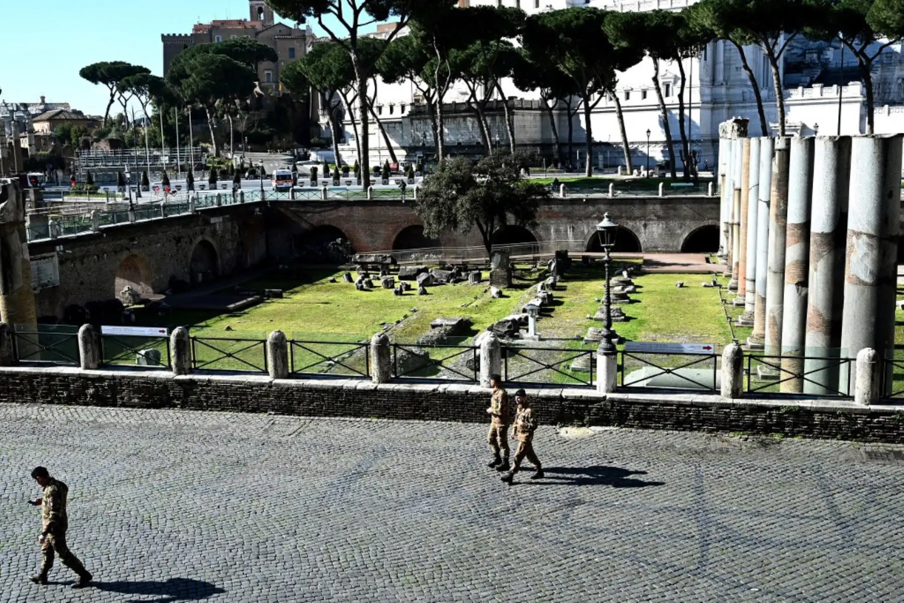 Soldados patrullan a lo largo de las ruinas romanas del Foro Traiano en Roma. Foto: AFP