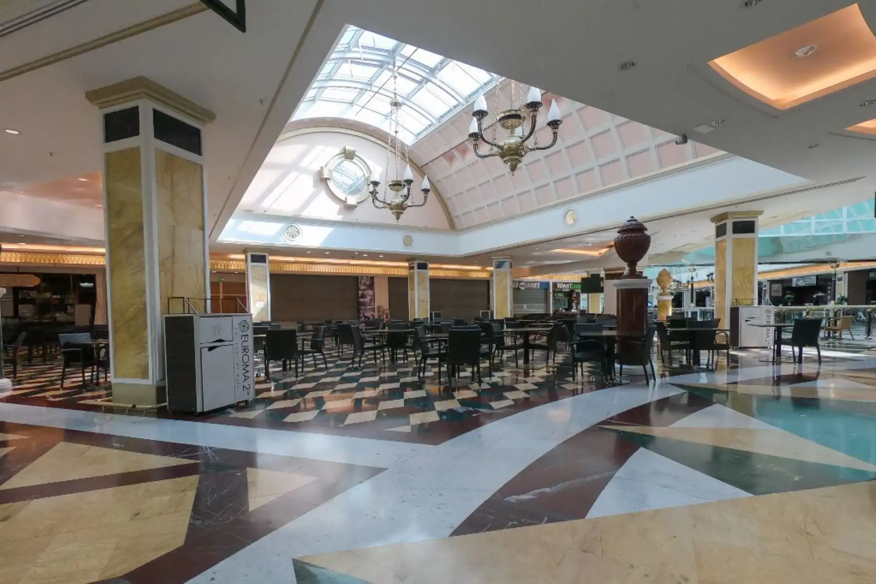 Vista general muestra un ala de un centro comercial abandonado EUROMA2 en Roma. Foto: AFP