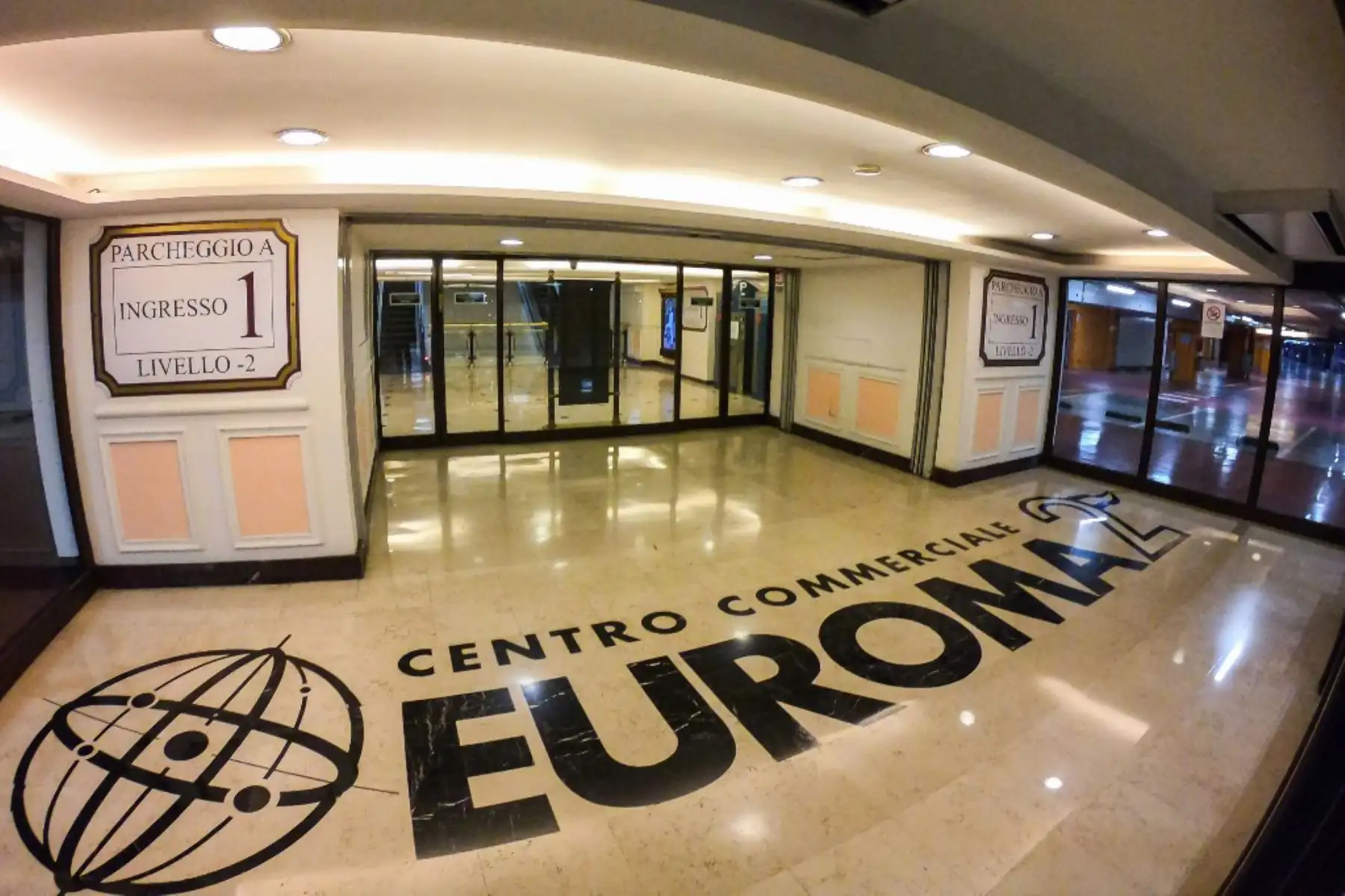 Vista general muestra de un centro comercial abandonado EUROMA2 en Roma. Foto: AFP