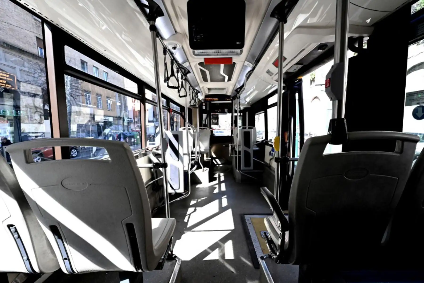Autobús de transporte público en Roma, ya que Italia cerró todas las tiendas, excepto las farmacias y las tiendas de alimentos, en un intento desesperado por detener la propagación de un coronavirus que mató a 827 personas. Foto: AFP