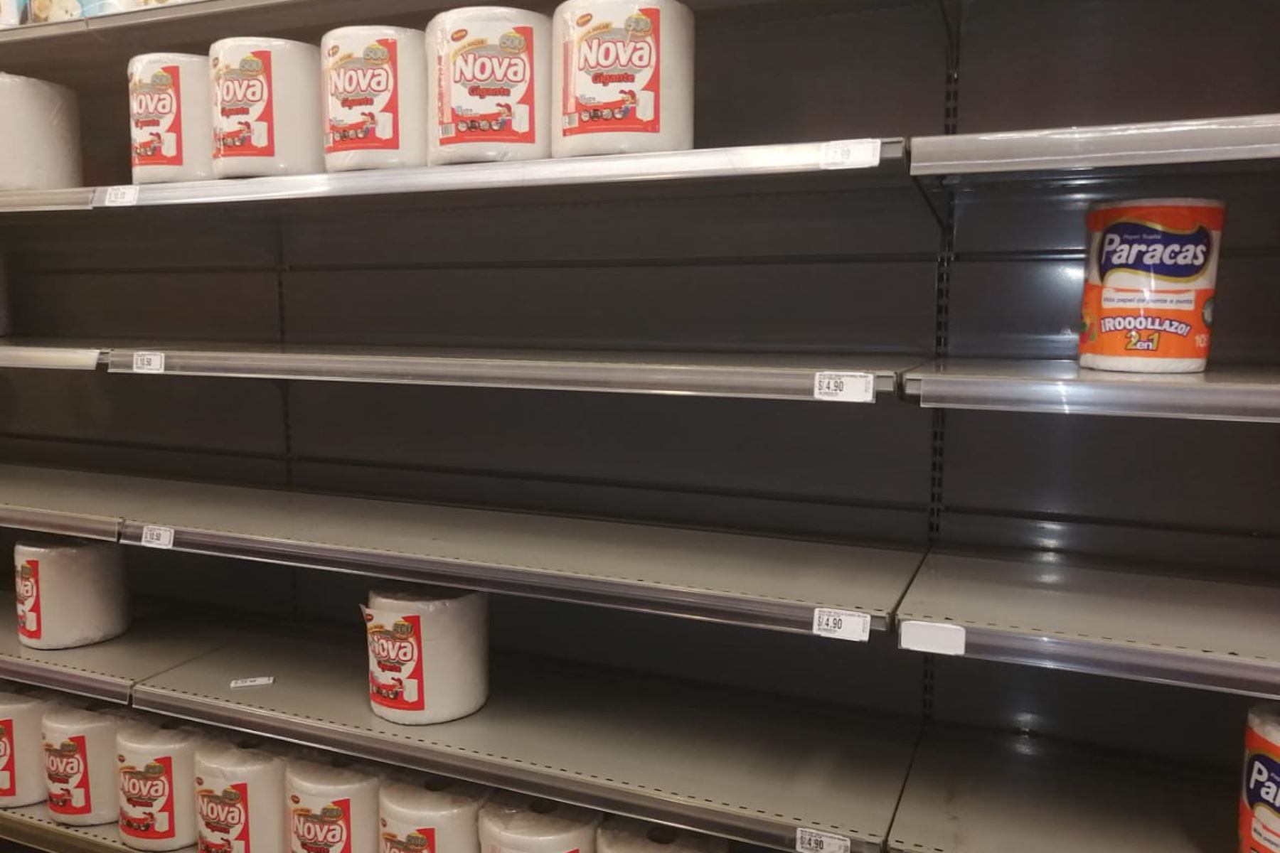 Estas falsas noticias se traducen luego en la compra desmedida de productos, al punto de dejar vacíos de productos a los supermercados por miedo a una futura escasez. Foto: ANDINA.