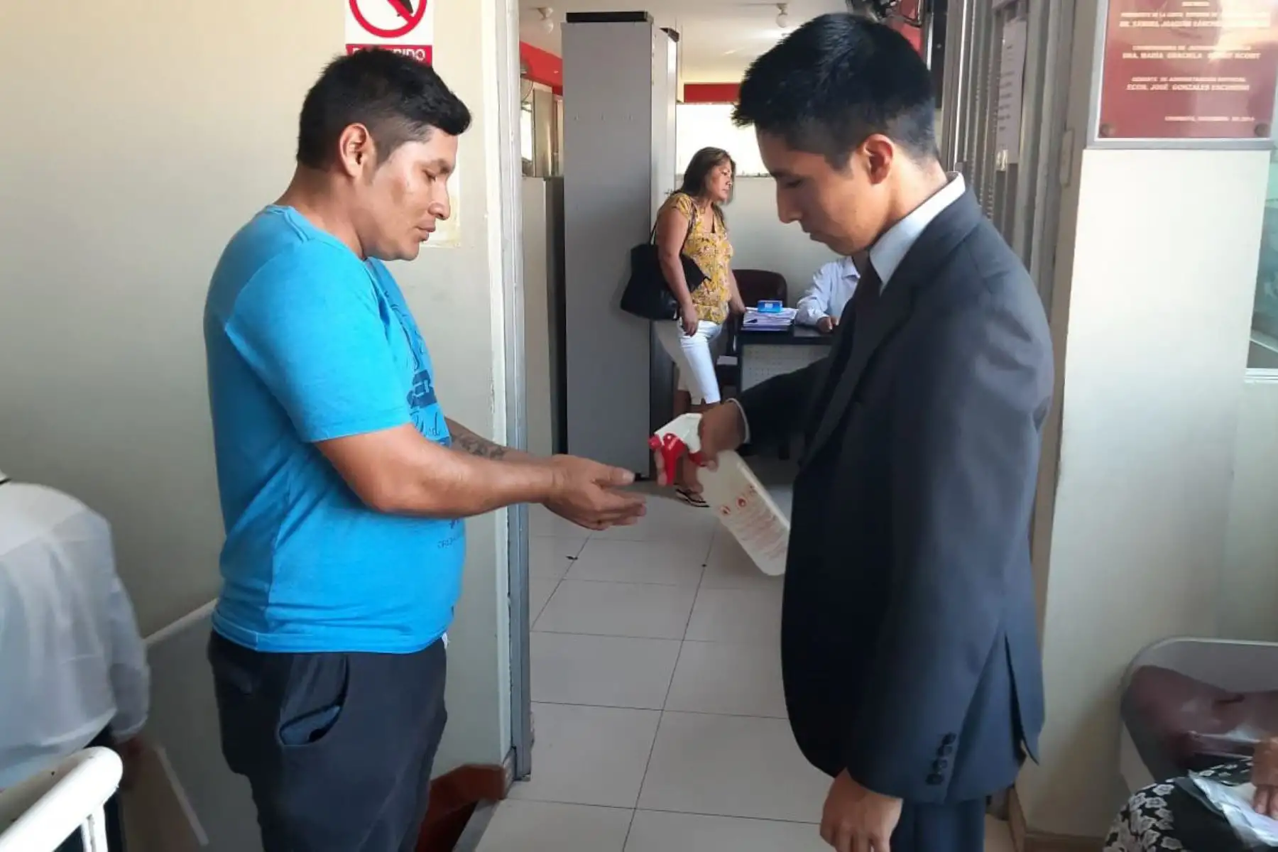 En cada una de las puertas de acceso de la Corte del Santa, personal se encarga de echar alcohol en las manos de los ciudadanos.