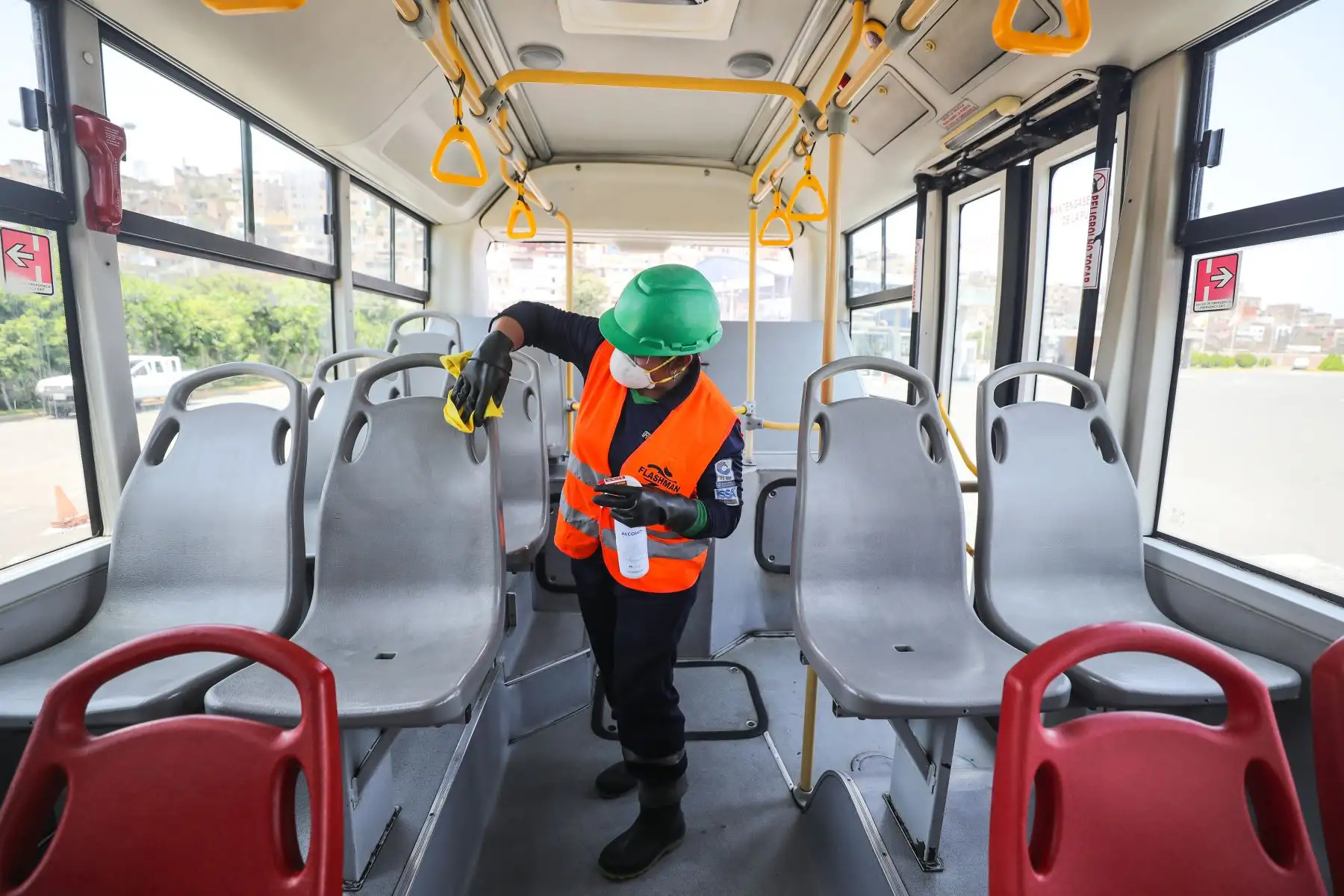 Municipalidad de Lima realiza limpieza de buses del Metropolitano ante el Coronavirus.
Foto: Municipalidad de Lima