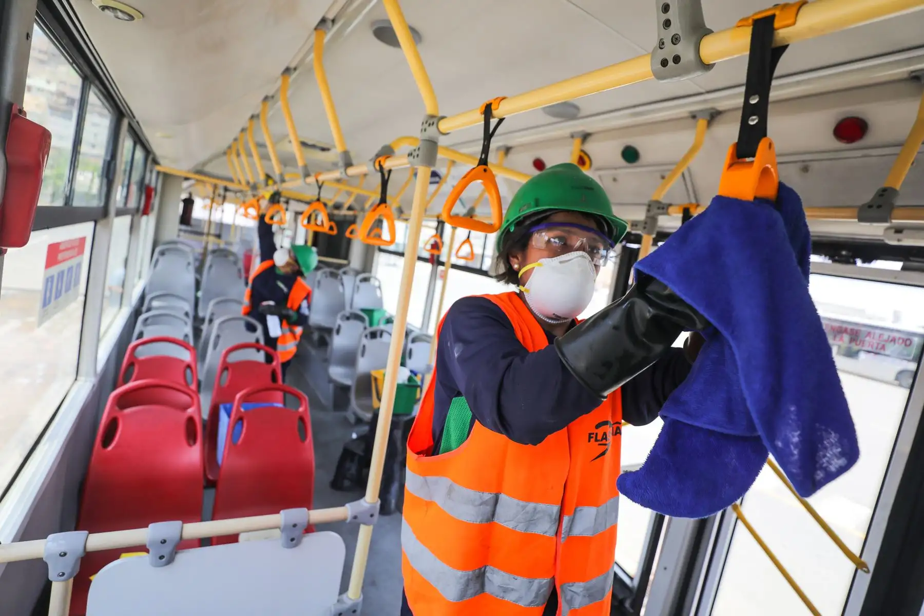 Municipalidad de Lima realiza limpieza de buses del Metropolitano ante el Coronavirus.
Foto: Municipalidad de Lima