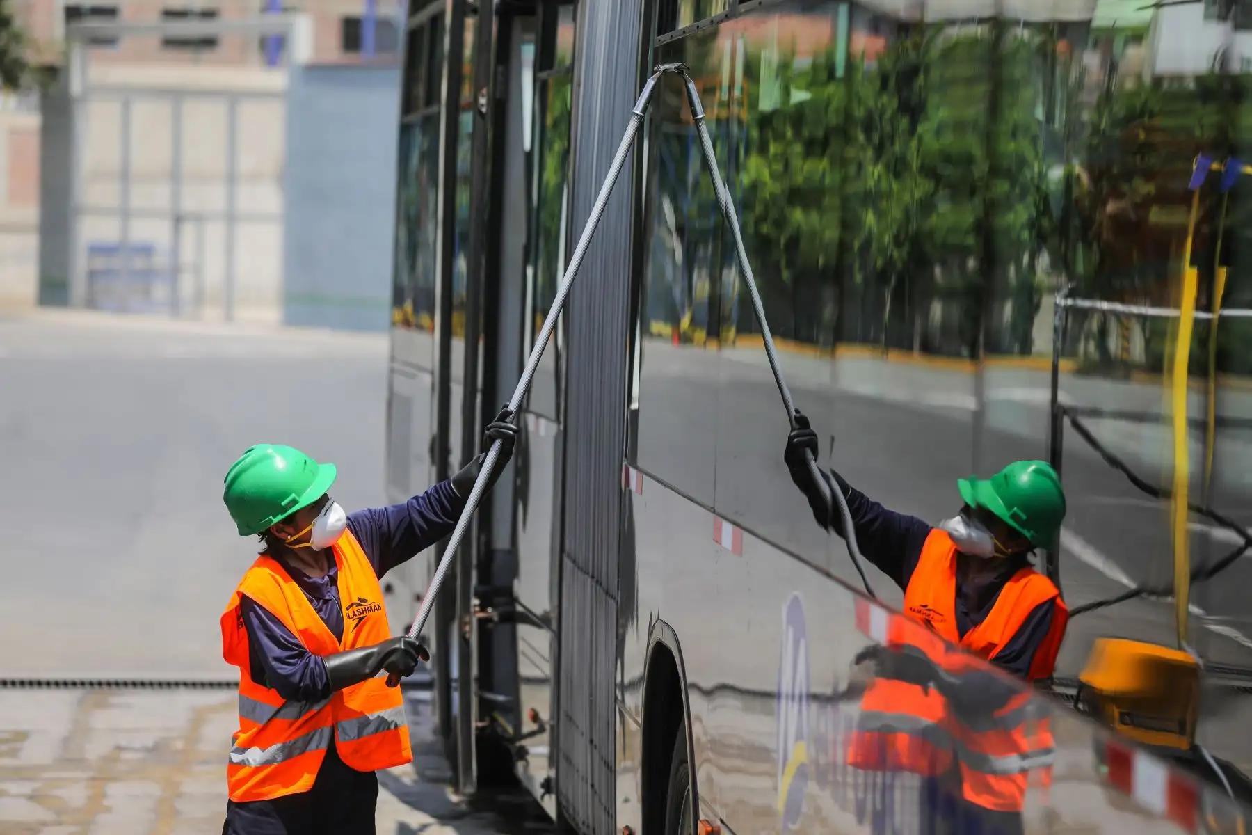 Municipalidad de Lima realiza limpieza de buses del Metropolitano ante el Coronavirus.
Foto: Municipalidad de Lima