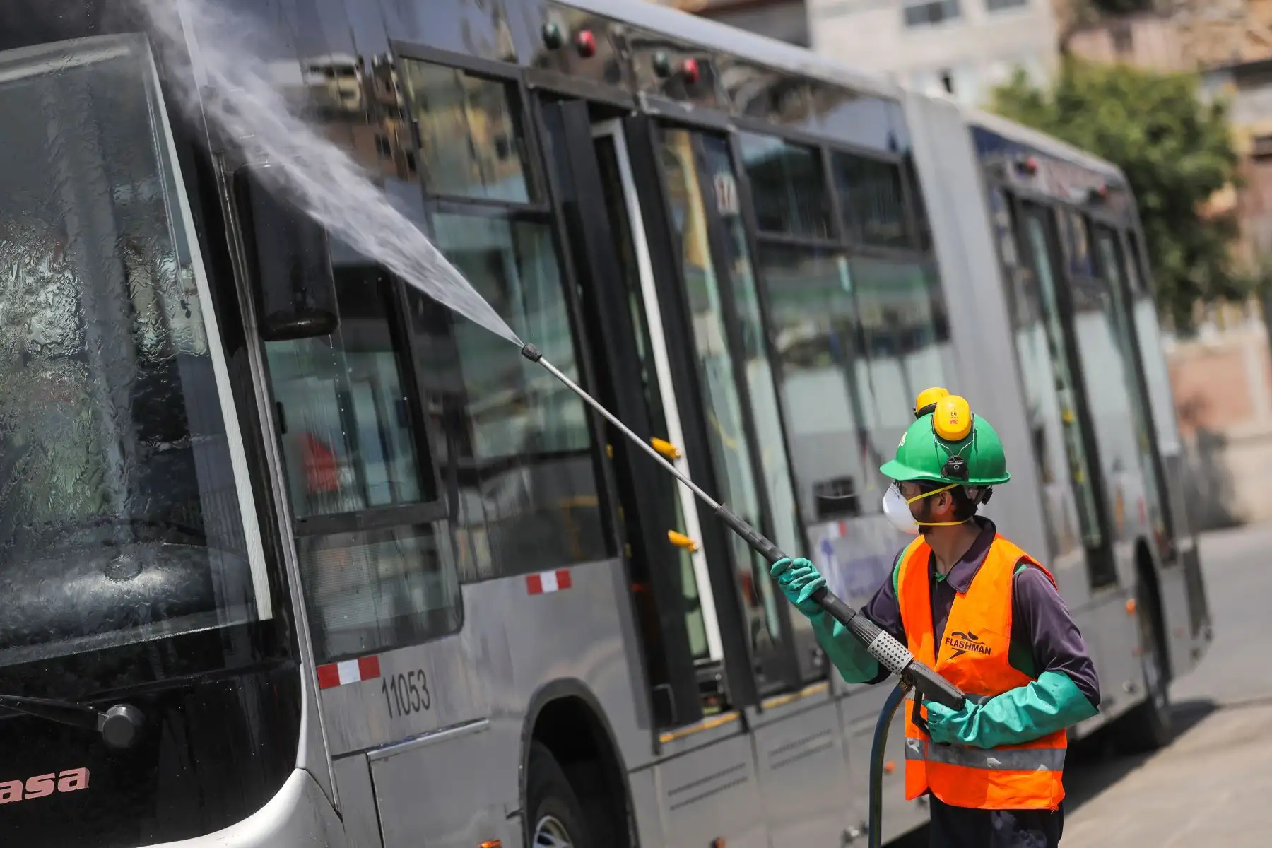Municipalidad de Lima realiza limpieza de buses del Metropolitano ante el Coronavirus.
Foto: Municipalidad de Lima