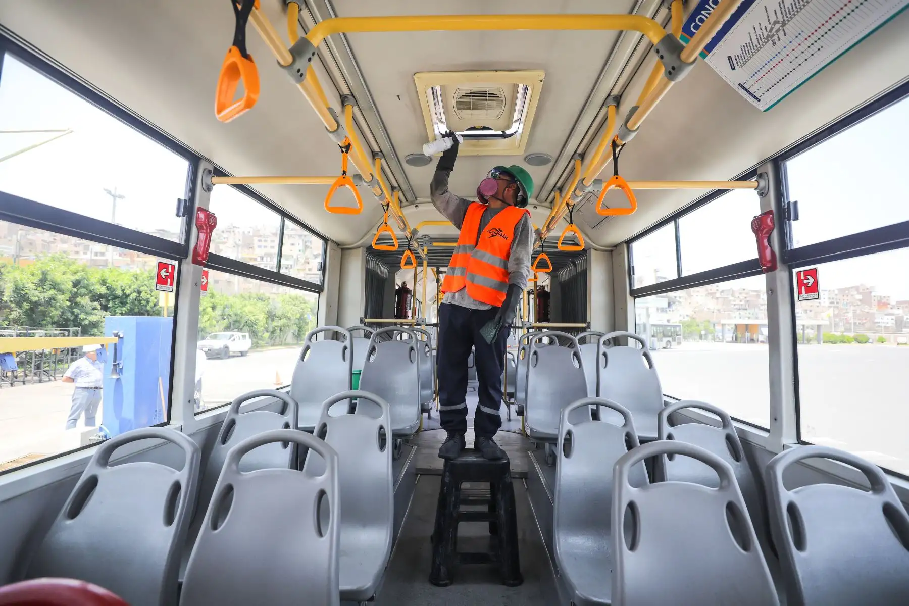 Municipalidad de Lima realiza limpieza de buses del Metropolitano ante el Coronavirus.
Foto: Municipalidad de Lima