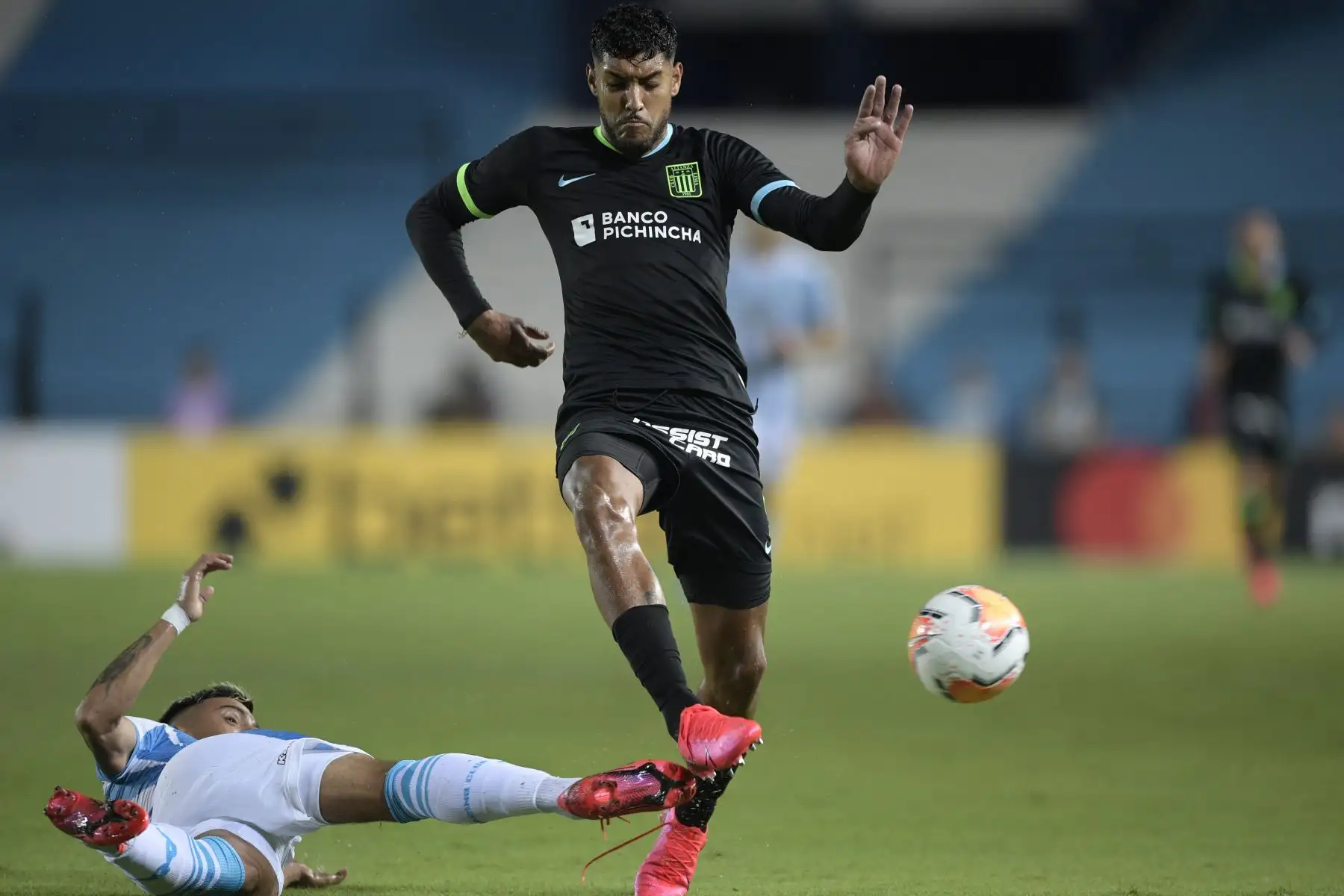 El mediocampista argentino del Racing Club Leonel Miranda y el delantero peruano Alianza Lima Adrián Balboa compiten por el balón durante su partido de fútbol de la Copa Libertadores.
Foto: AFP