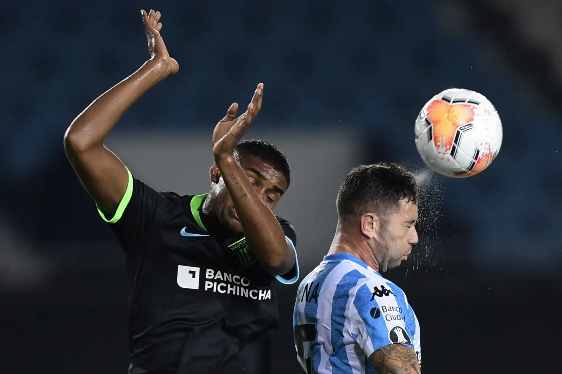 El defensor argentino del Racing Club Eugenio Mena compite por el balón con el centrocampista peruano Alianza Lima Aldair Fuentes durante su partido de fútbol de la Copa Libertadores en el estadio Juan Domingo Perón en Avellaneda, provincia de Buenos Aires.
Foto: AFP