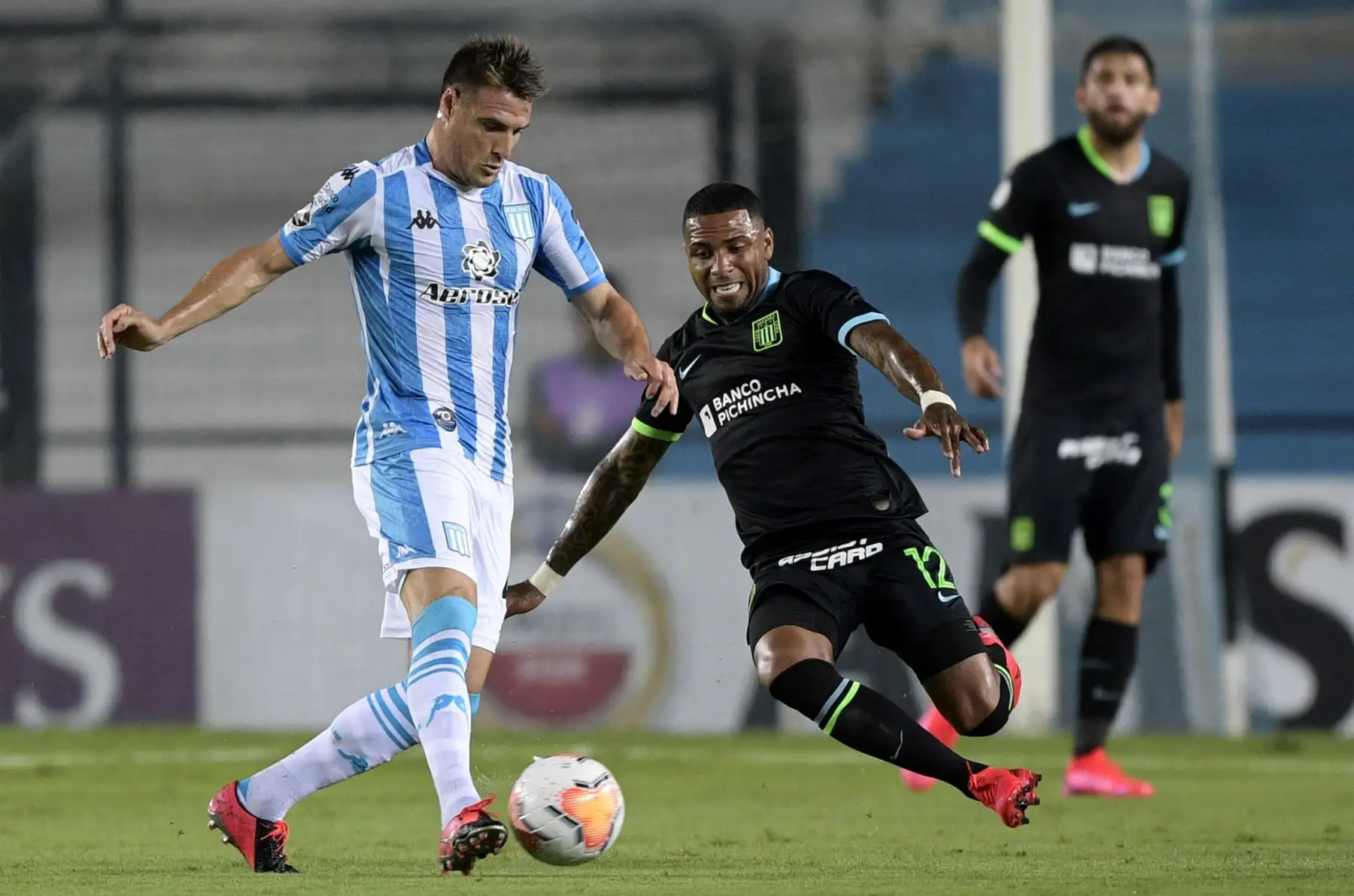 El defensor argentino del Racing Club Ivan Pillud compite por el balón con el defensor peruano Alianza Lima Edwin Gómez durante su partido de fútbol de la Copa Libertadores Grupo F en el estadio Juan Domingo Perón en Avellaneda, provincia de Buenos Aires.
Foto: AFP