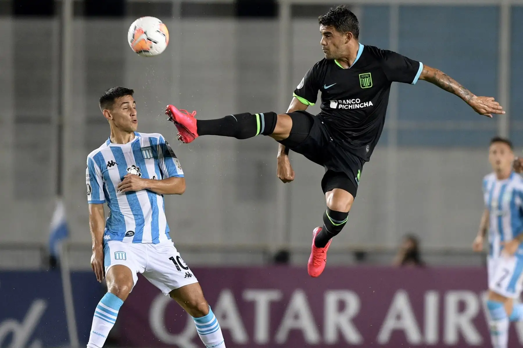 El mediocampista argentino del Racing Club Matias Rojas y el mediocampista peruano Alianza Lima Luis Aguiar compiten por el balón durante su partido de fútbol de la Copa Libertadores en el estadio Cilindro de Avellaneda, en Avellaneda, provincia de Buenos Aires.
Foto: AFP