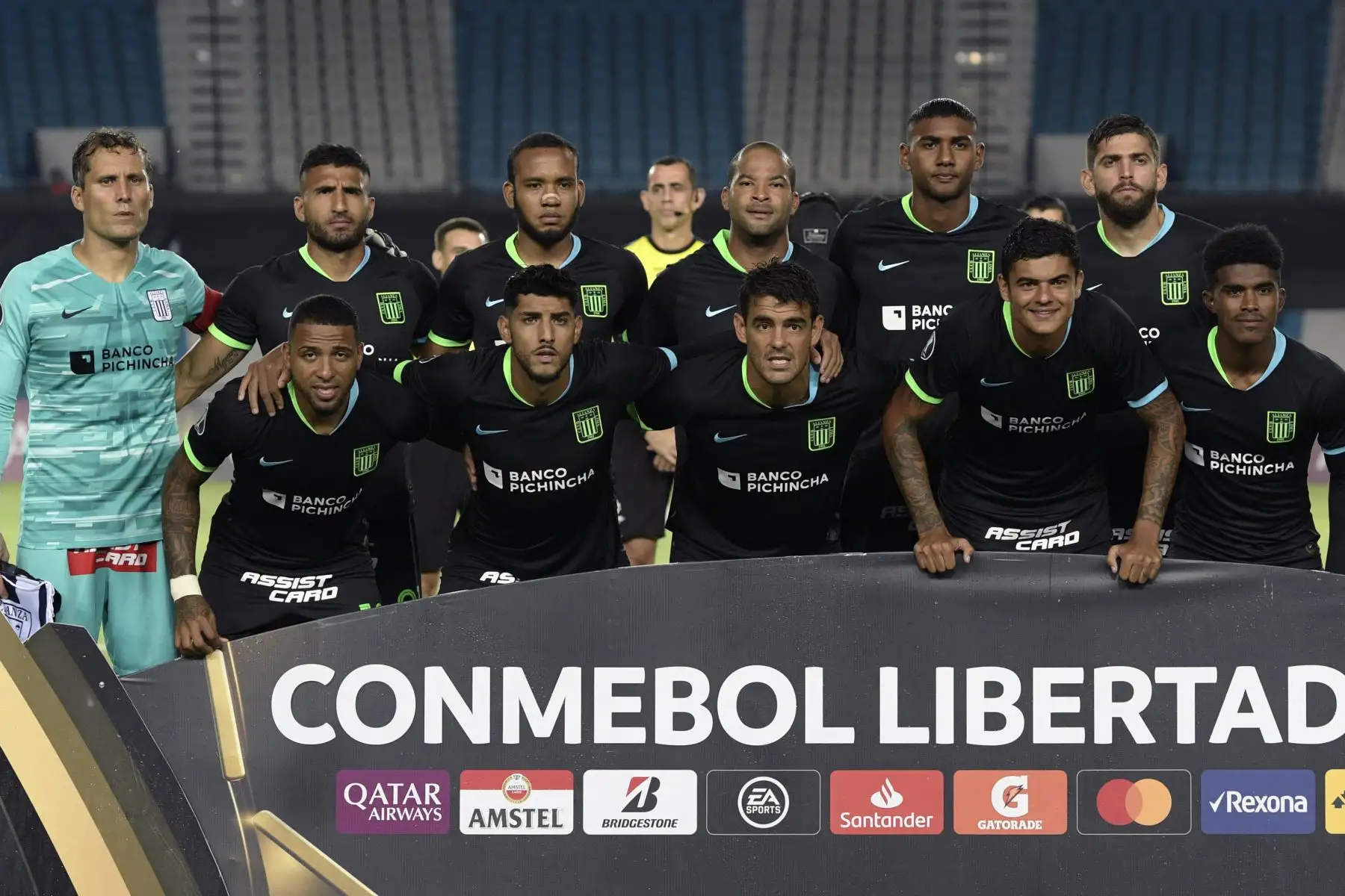El equipo peruano Alianza Lima posa antes del comienzo de su partido de fútbol del Grupo F de la Copa Libertadores contra el Racing Club de Argentina.
Foto: AFP