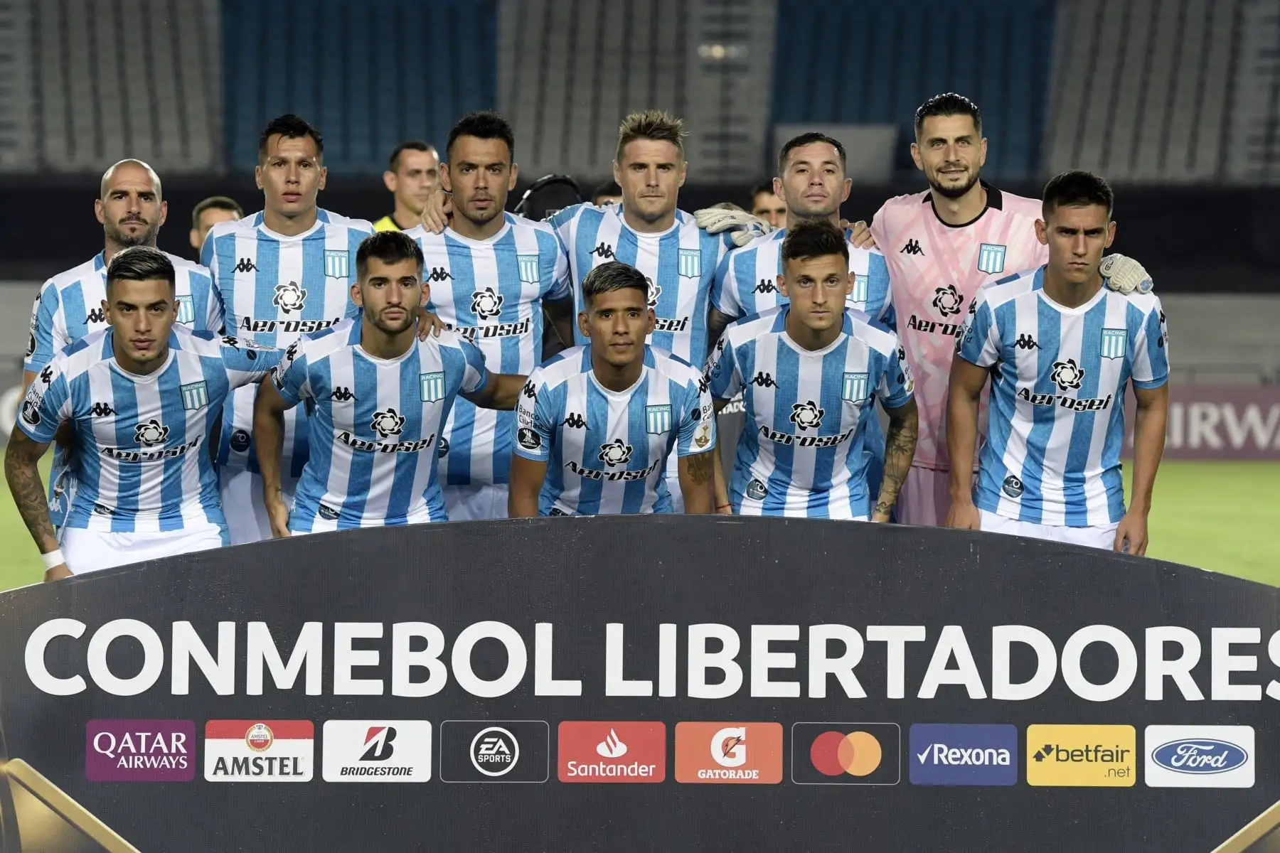 El equipo argentino del Racing Club posa antes del inicio de su partido de fútbol de la Copa Libertadores Grupo F contra el Alianza Lima de Perú.
Foto: AFP