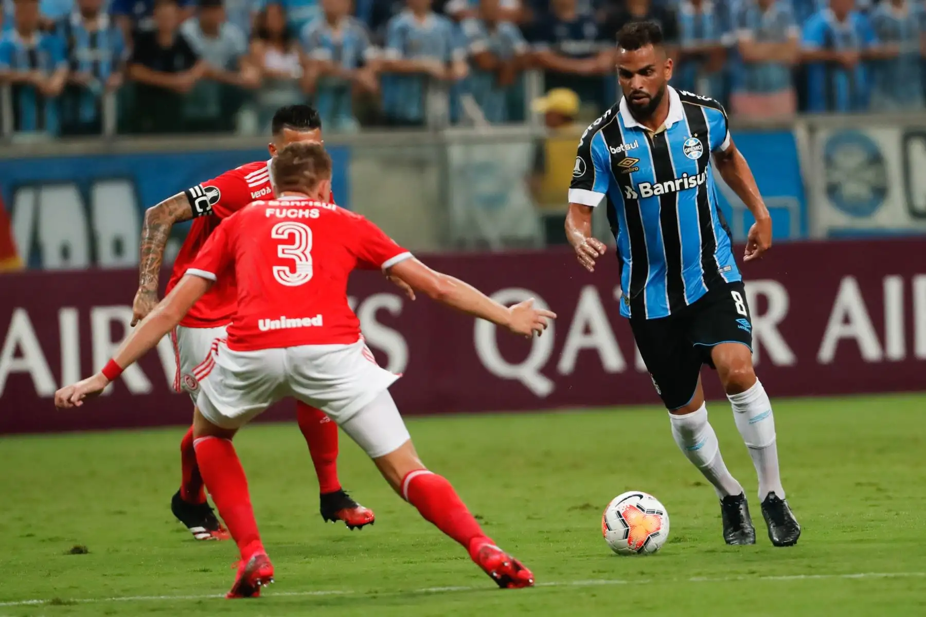 El jugador Maicon de Gremio disputa el balón  con Bruno Fuchs de Internacional, durante un partido por el Grupo E de la Copa Libertadores.
Foto: EFE
