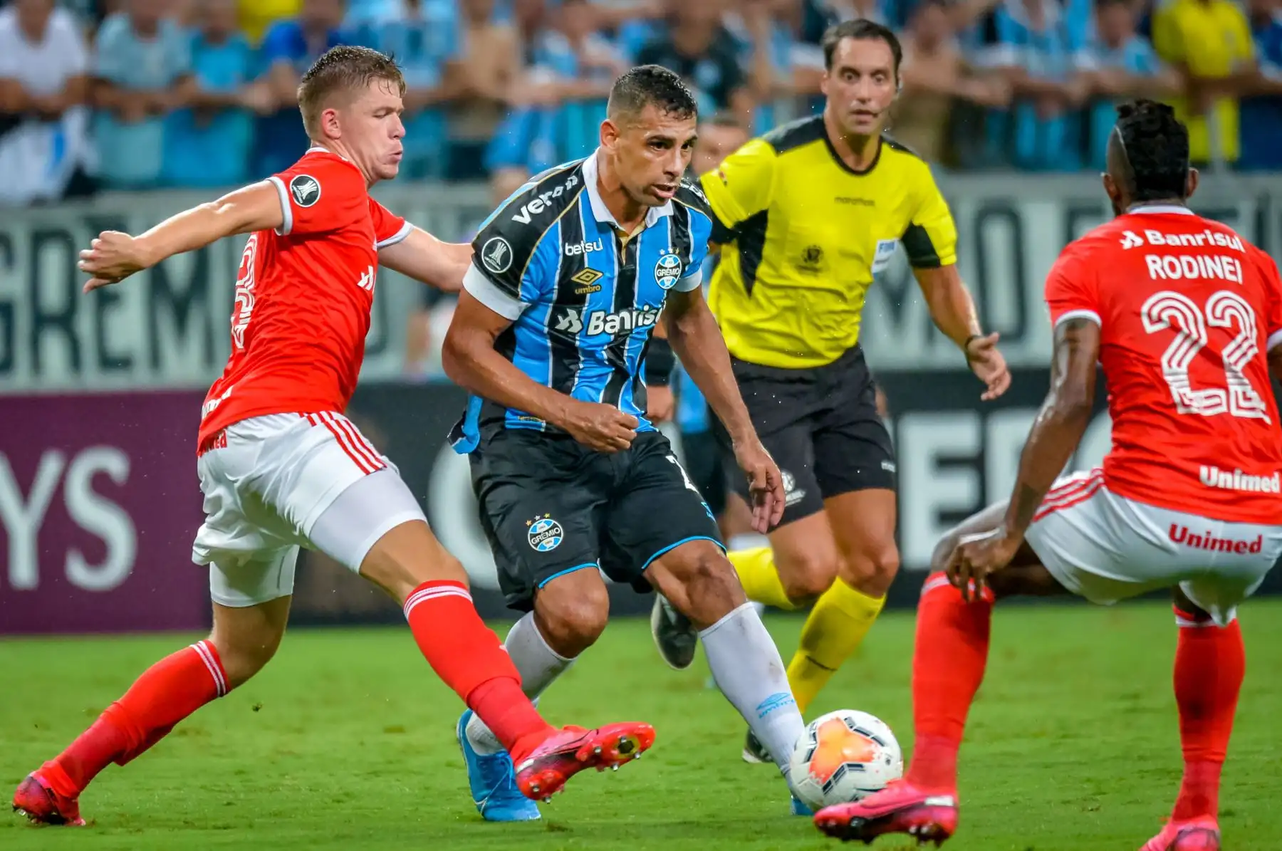 El brasileño Gremio Diego Souza está marcado por los jugadores internacionales de Brasil durante un partido de la Copa Libertadores 2020 en el Arena do Gremio, en Porto Alegre, Brasil.
Foto: AFP