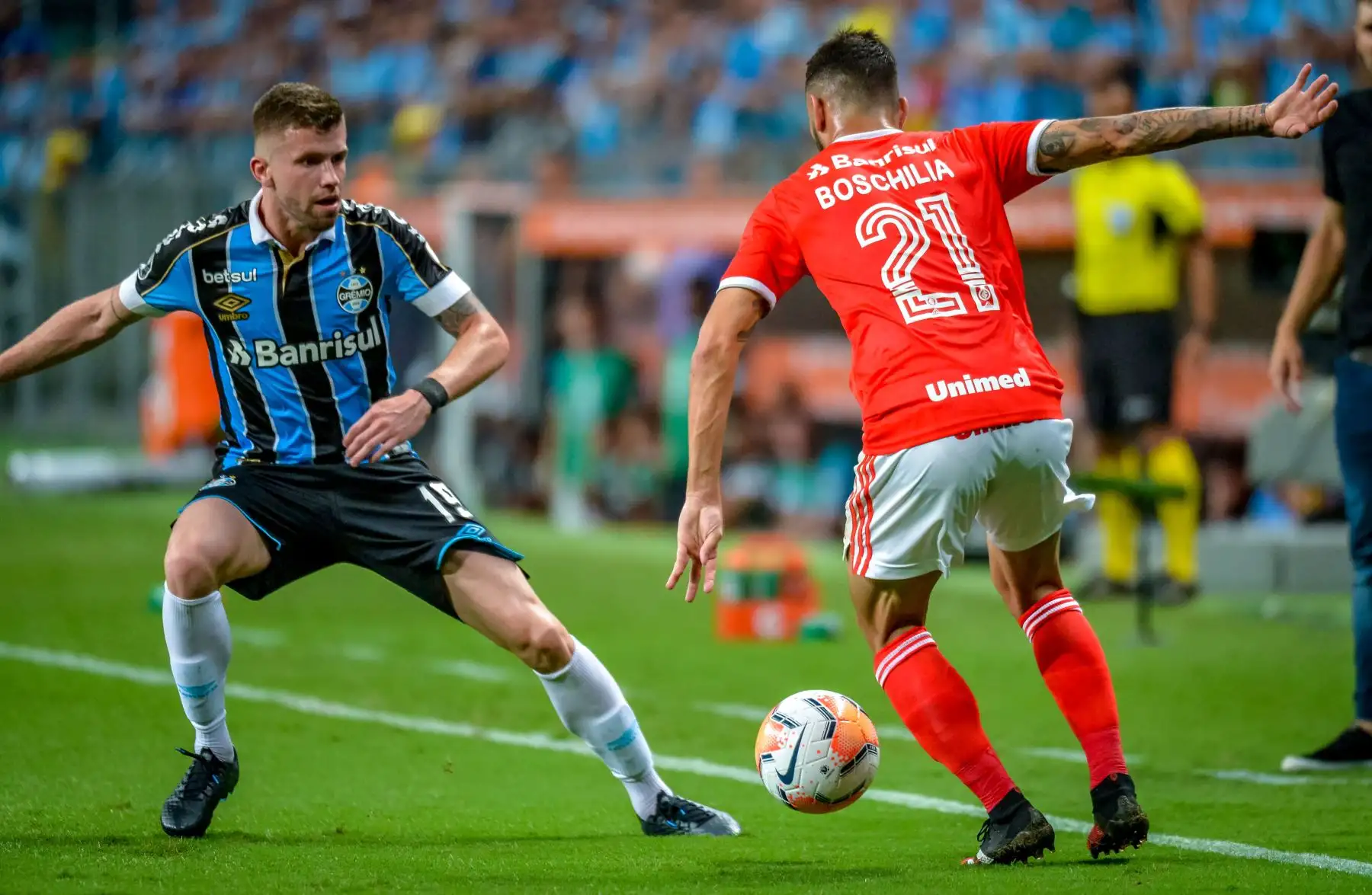 El internacional brasileño Gabriel Boschilia compite por el balón con el brasileño Gremio Caio Henrique (durante su partido de la Copa Libertadores 2020.
Foto: AFP