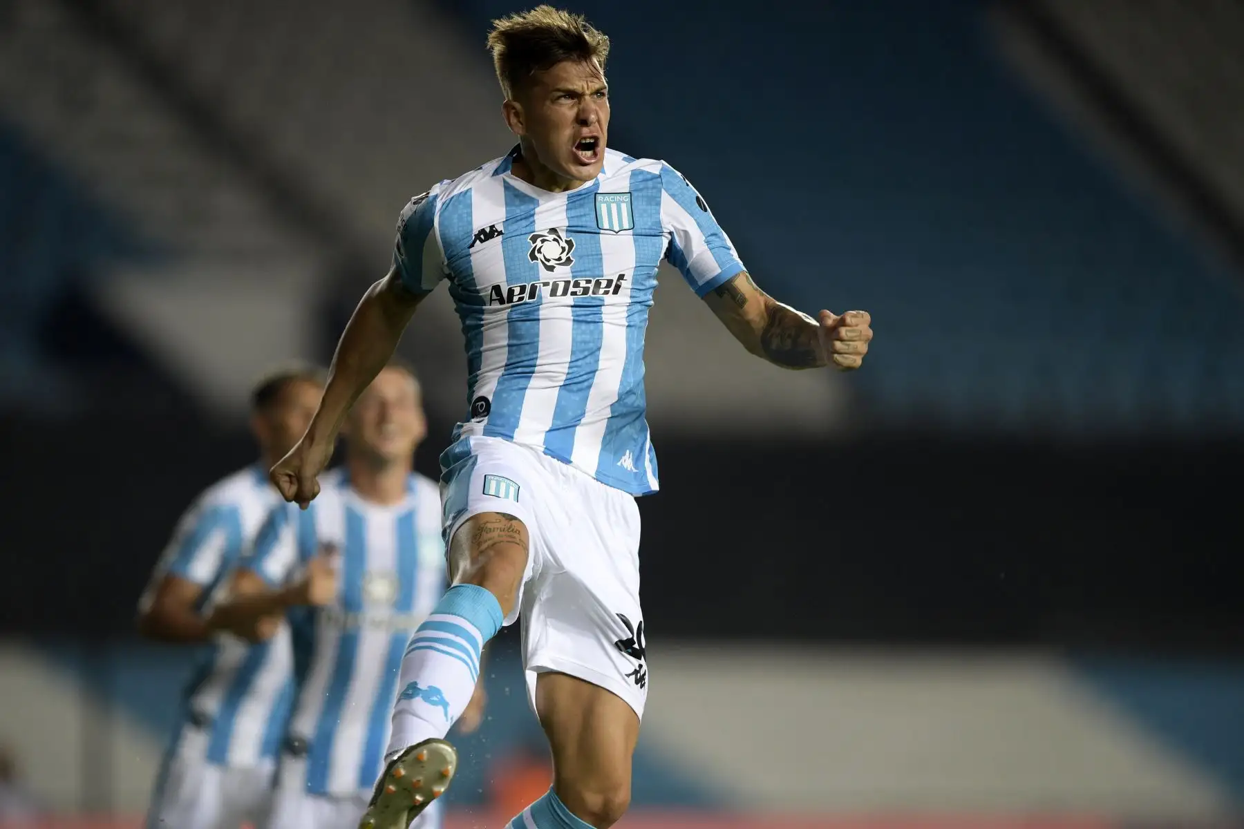 El delantero argentino del Racing Club, Gastón Reniero, celebra después de marcar un gol contra el peruano Alianza Lima durante su partido de fútbol de la Copa Libertadores.
Foto: AFP