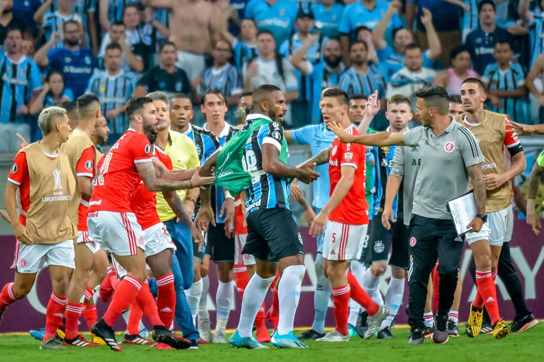 El brasileño Gremio Paulo Miranda  está rodeado de jugadores internacionales de Brasil en una pelea durante su partido de la Copa Libertadores 2020.
Foto: AFP