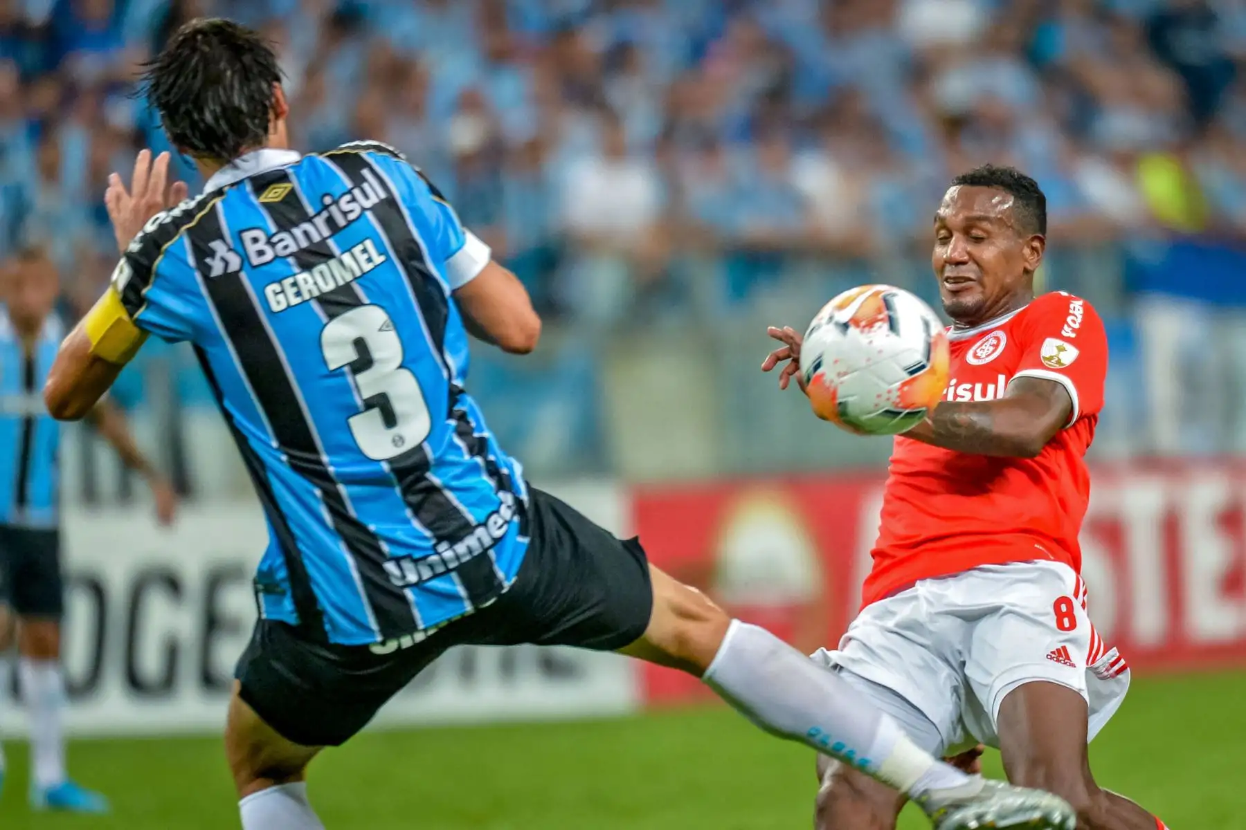El defensa brasileño de Gremio, Geromel y el centrocampista internacional de Brasil, Edenilson, compiten por el balón durante su partido de fútbol de la Copa Libertadores.
Foto: AFP