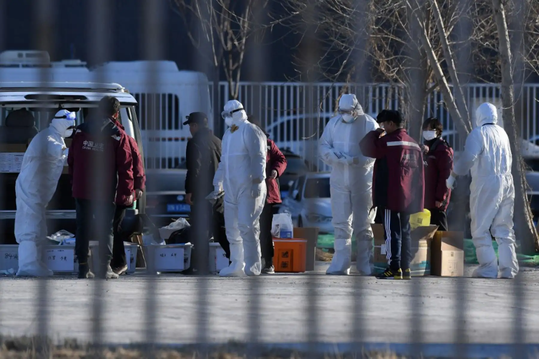 Trabajadores de la salud usan trajes protectores como medida preventiva contra el coronavirus COVID-19 mientras desempacan el equipo de seguridad cerca del Aeropuerto Capital de Beijing en China. Foto: AFP