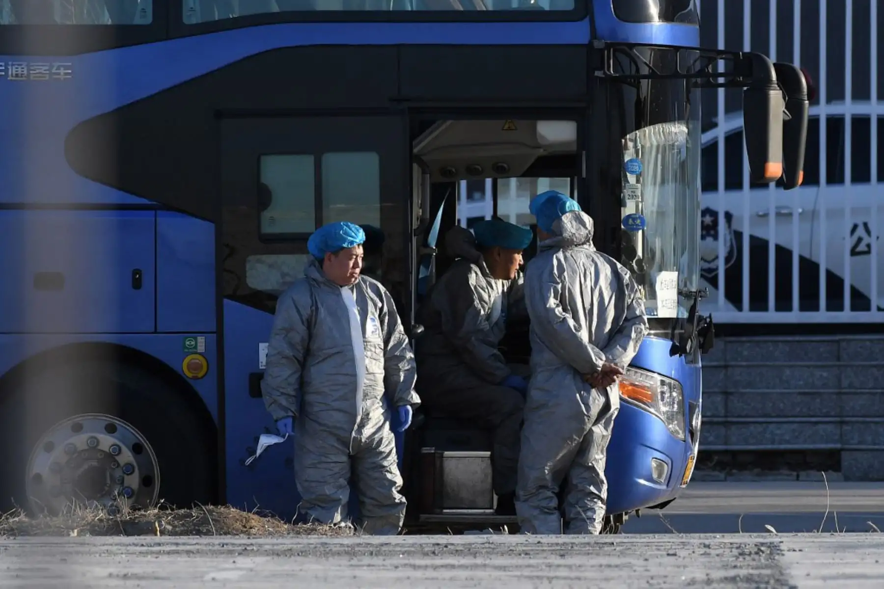 Conductores de autobuses usan trajes de protección como medida preventiva contra el coronavirus COVID-19 en el Aeropuerto de Beijing en China: Foto: AFP