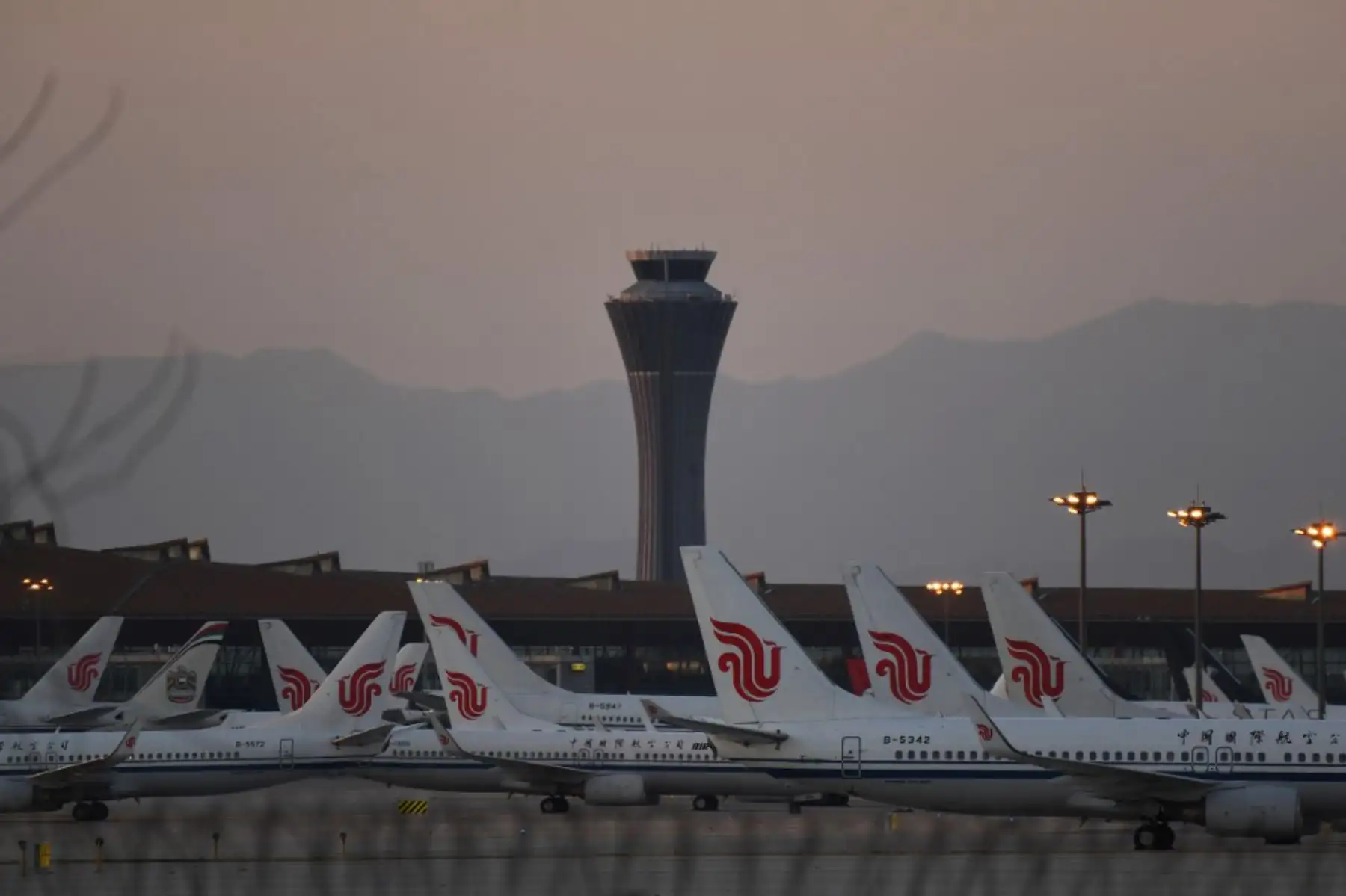 Aviones de Air China se ven en el asfalto en el Aeropuerto Capital de Beijing en medio del brote de coronavirus COVID-19 en China. Foto: AFP