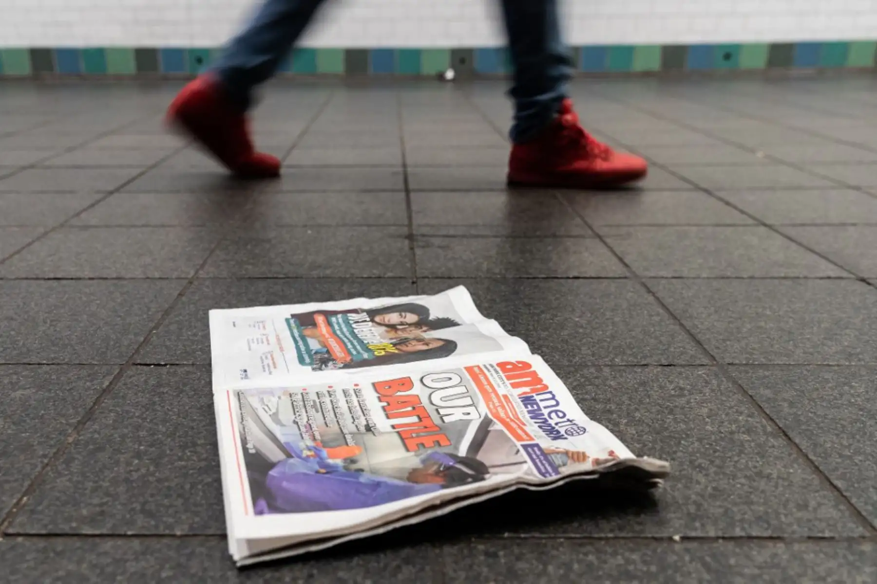 Un periódico se sienta en el piso del metro de Nueva York. El presidente Donald Trump anunció que los viajes de 26 naciones europeas a los EE. UU. Estarían prohibidos en un esfuerzo por contener la propagación del coronavirus (COVID-19) en los EE. UU. Foto: AFP