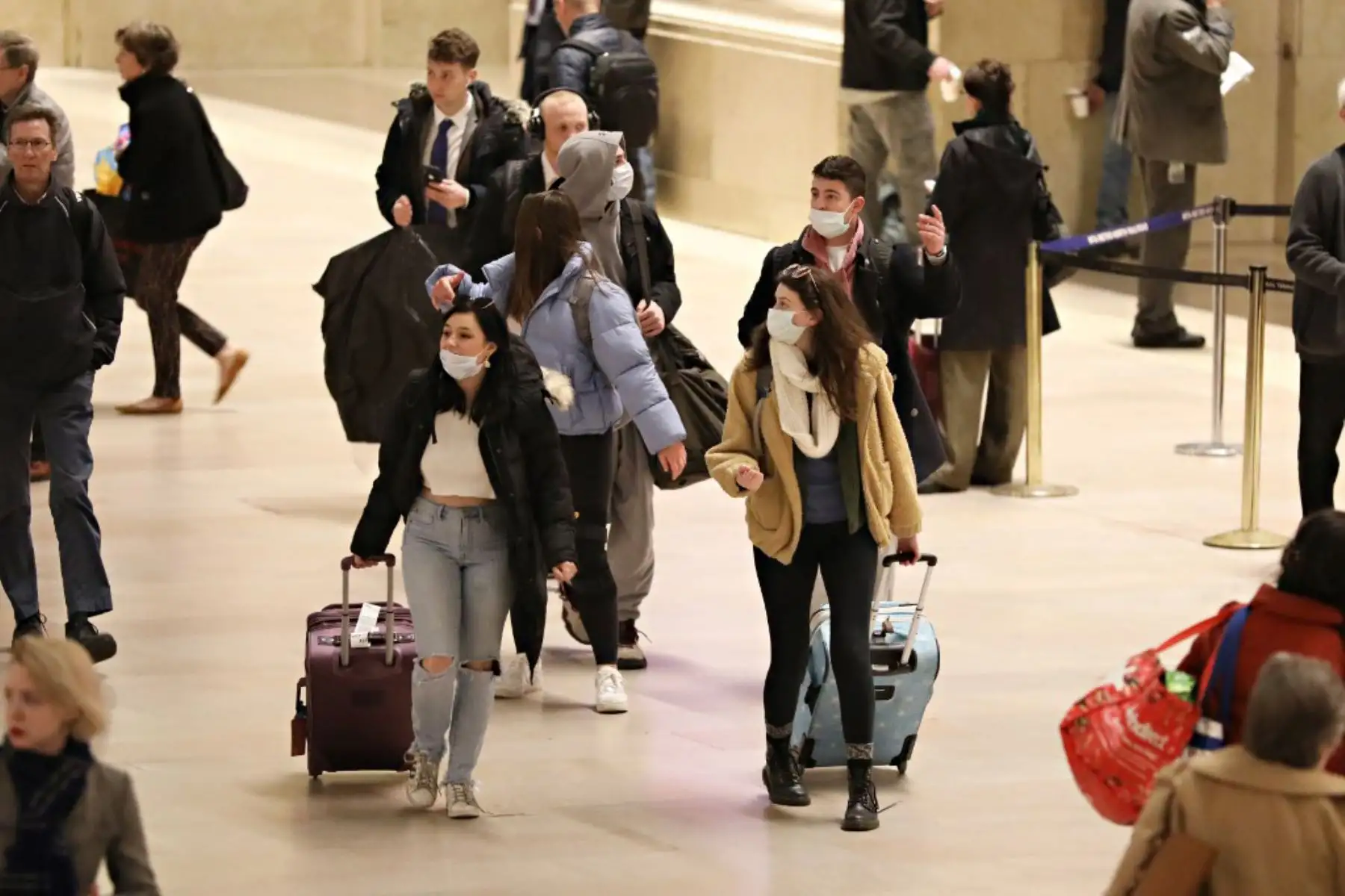 Viajeros usan máscaras en la ciudad de Nueva York. A medida que el coronavirus (COVID-19) continúa propagándose en los Estados Unidos. Foto: AFP
