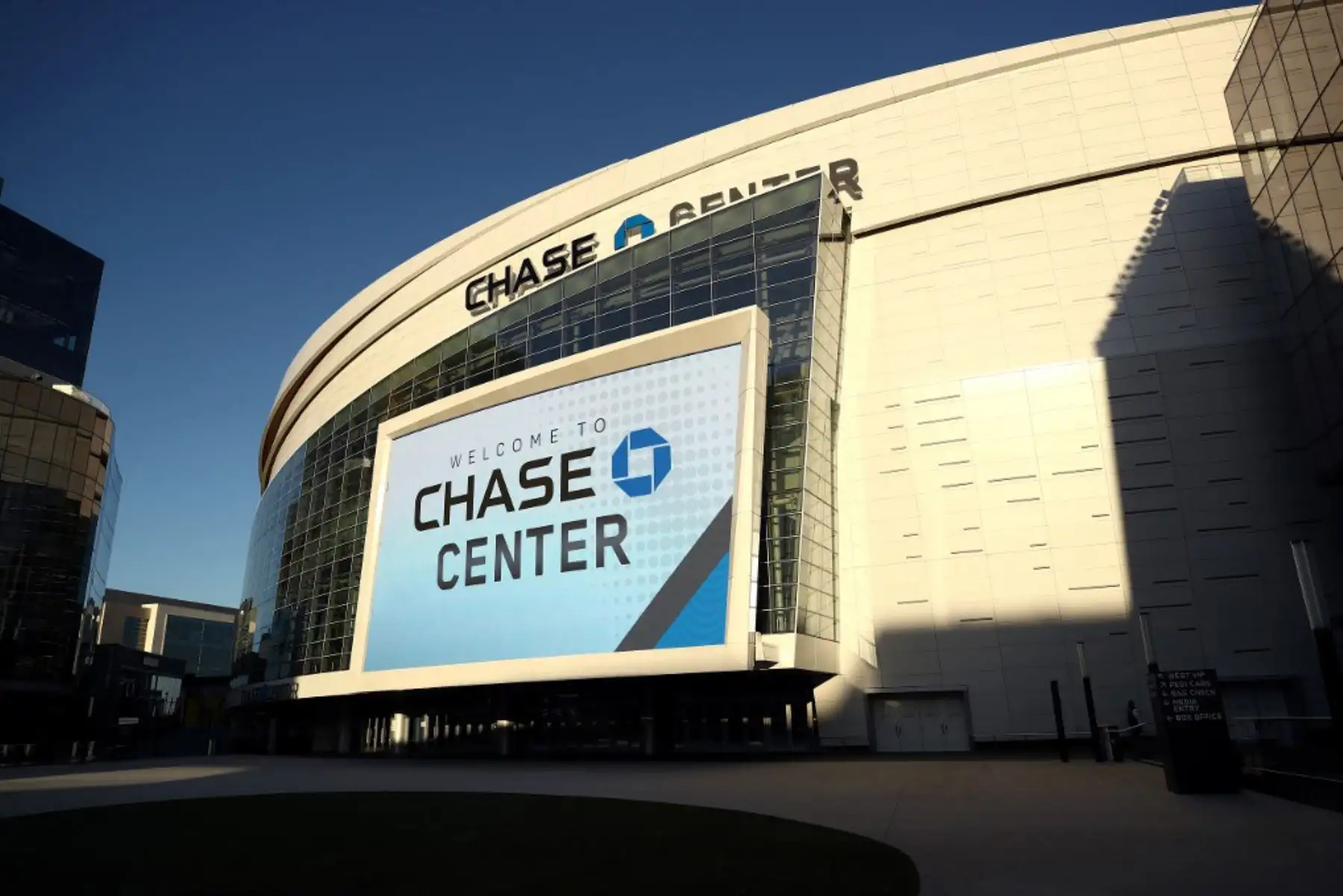 Vista exterior del Centro Chase, donde juegan los Golden State Warriors de la NBA en California. El juego fue pospuesto debido al coronavirus. Foto: AFP