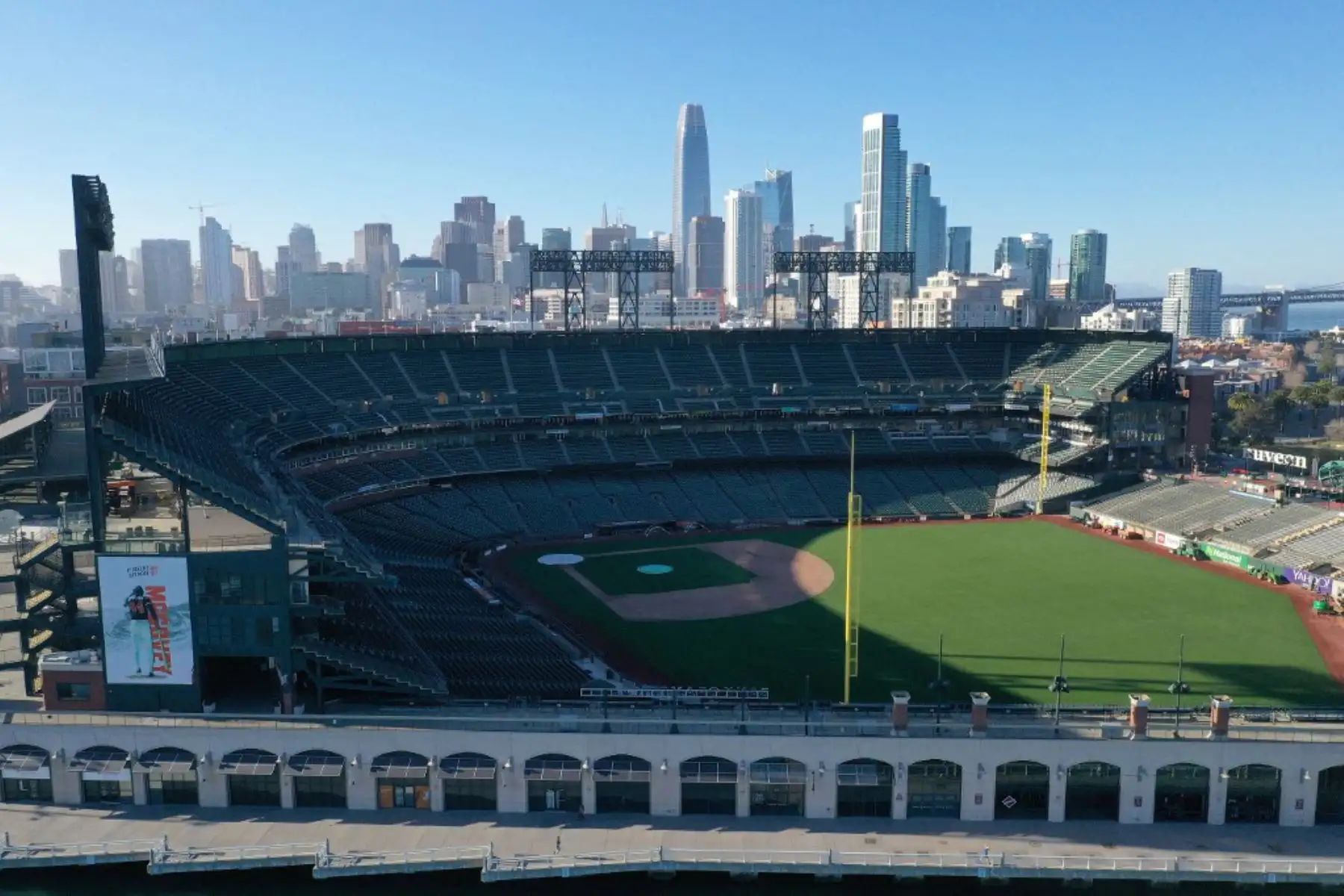 Vista aérea de Oracle Park, donde juegan los Gigantes de San Francisco. La NBA, NHL, NCAA y MLB han anunciado cancelaciones o aplazamientos de eventos debido al COVID-19. Foto: AFP