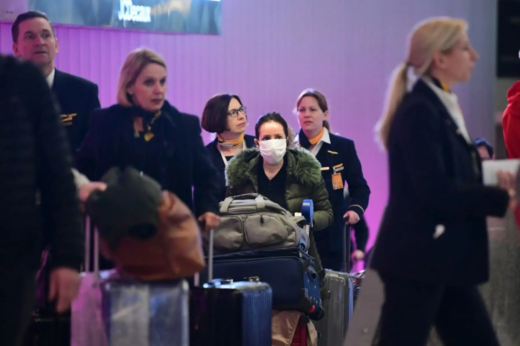 Viajeros internacionales llegan al Aeropuerto Internacional de Los Ángeles, un día antes de que la prohibición de viajar en los Estados Unidos. Foto: AFP