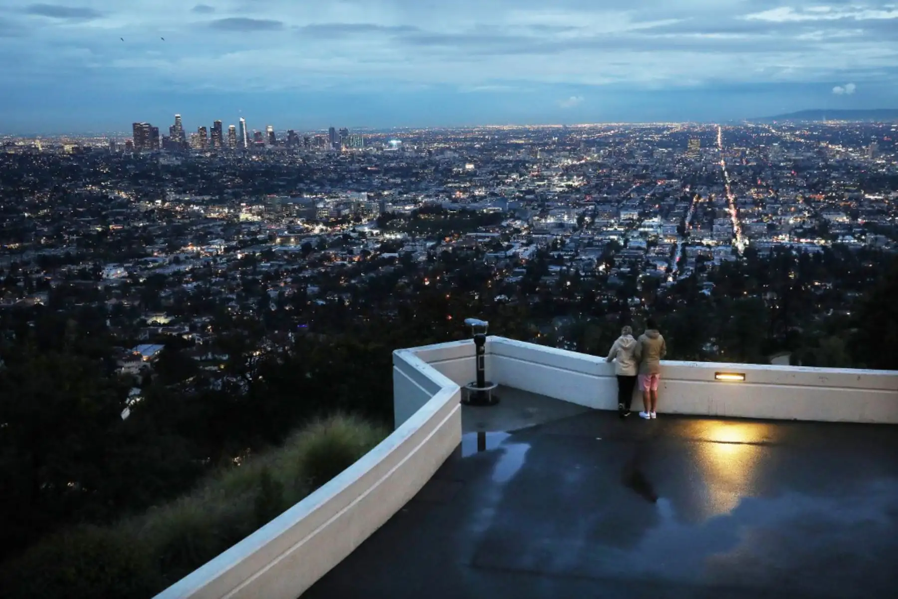 Visitantes en el Observatorio Griffith, que esta cerrado debido a la propagación del coronavirus en Los Ángeles, California. Foto: AFP