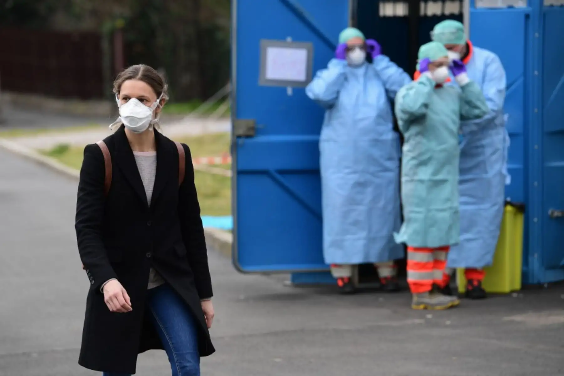 Muchas personas usan máscara protectora, de igual forma lo hacen los empleados del hospital al iniciar su jornada. Foto: AFP