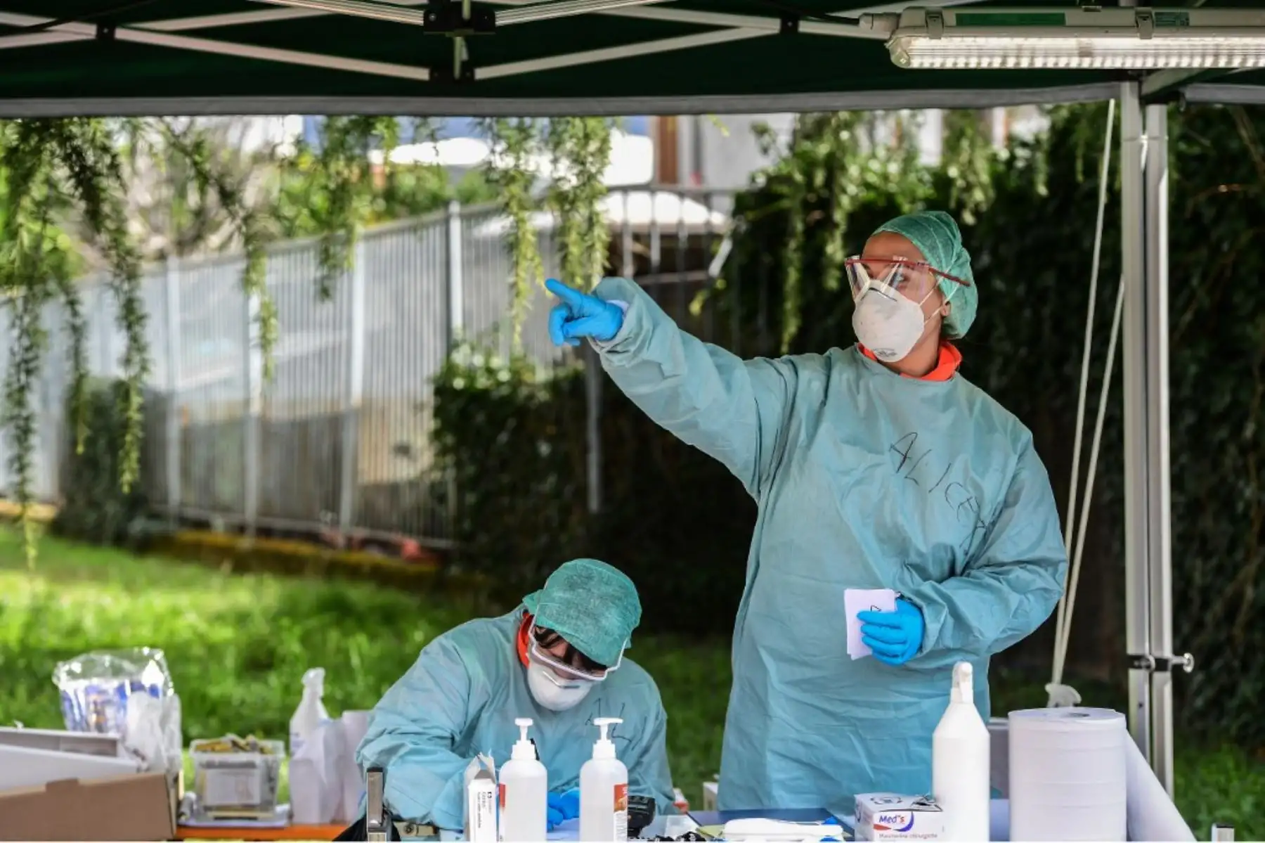 Equipo de trabajo realiza sus funciones en una carpa de recepción como parte de una estructura de emergencia temporal establecida fuera del departamento de accidentes y emergencias. Foto: AFP