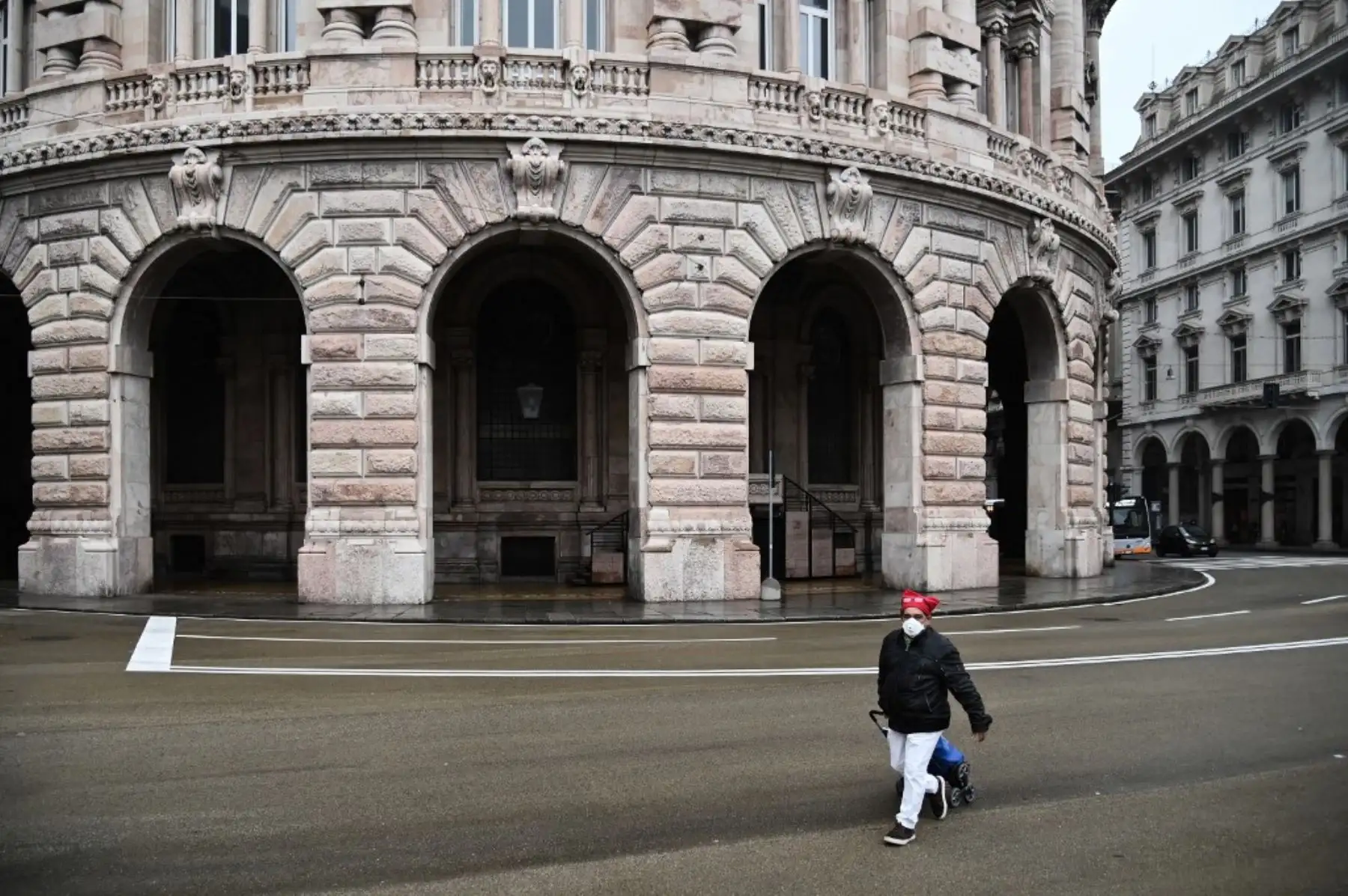 Así desierta luce la Via Dante, en Génova. Foto: AFP