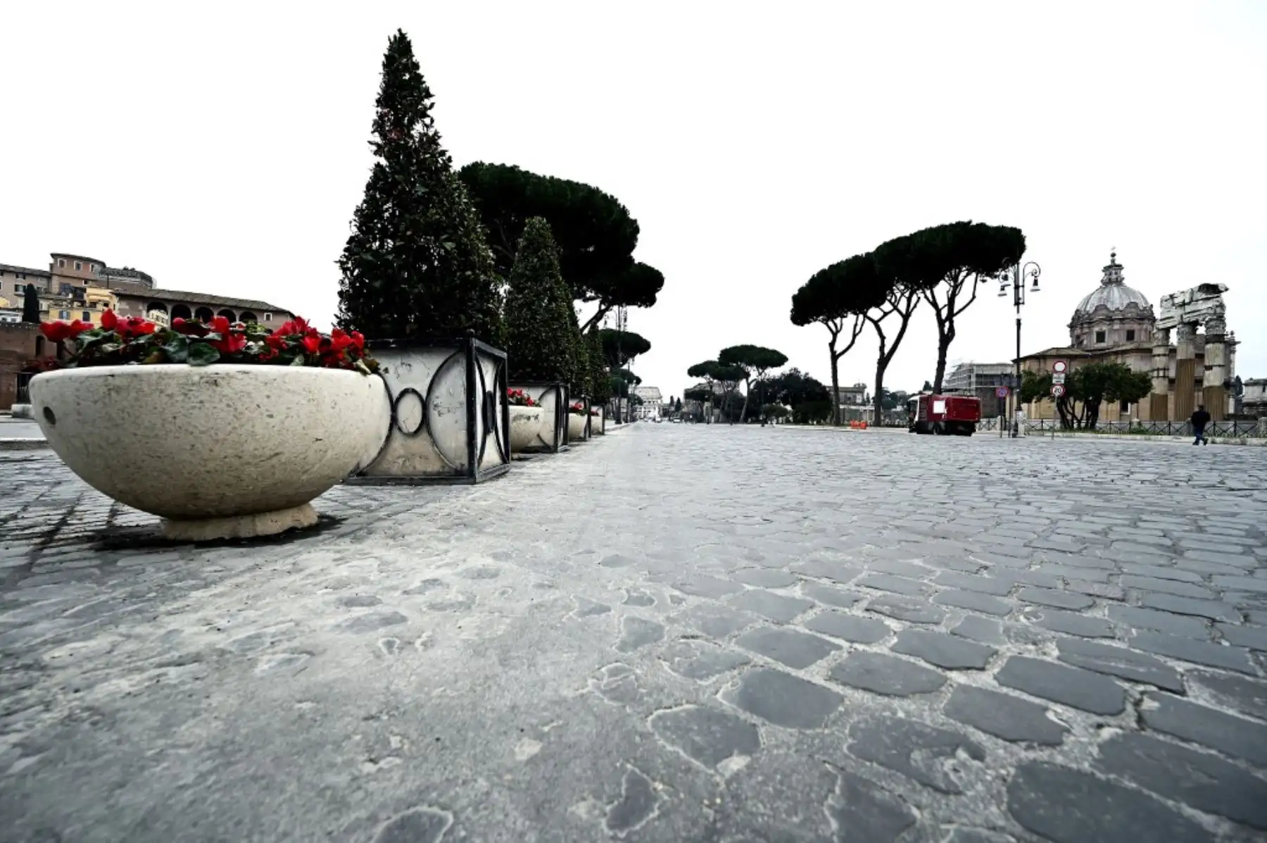 Una desierta Via dei Fori Imperiali, que conecta la Piazza Venezia con el monumento del Coliseo a lo largo del antiguo Foro Romano. Foto: AFP.