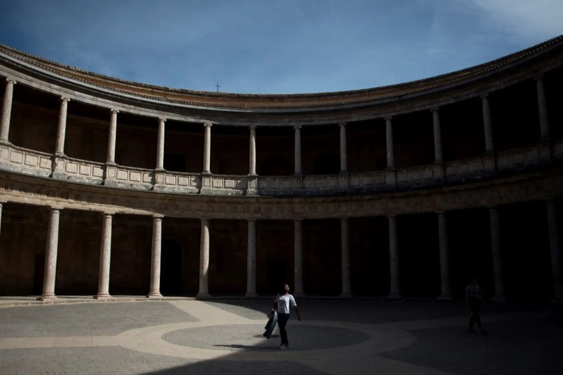 Un turista visita la Alhambra de Granada a pesar del brote de coronavirus. Foto: AFP