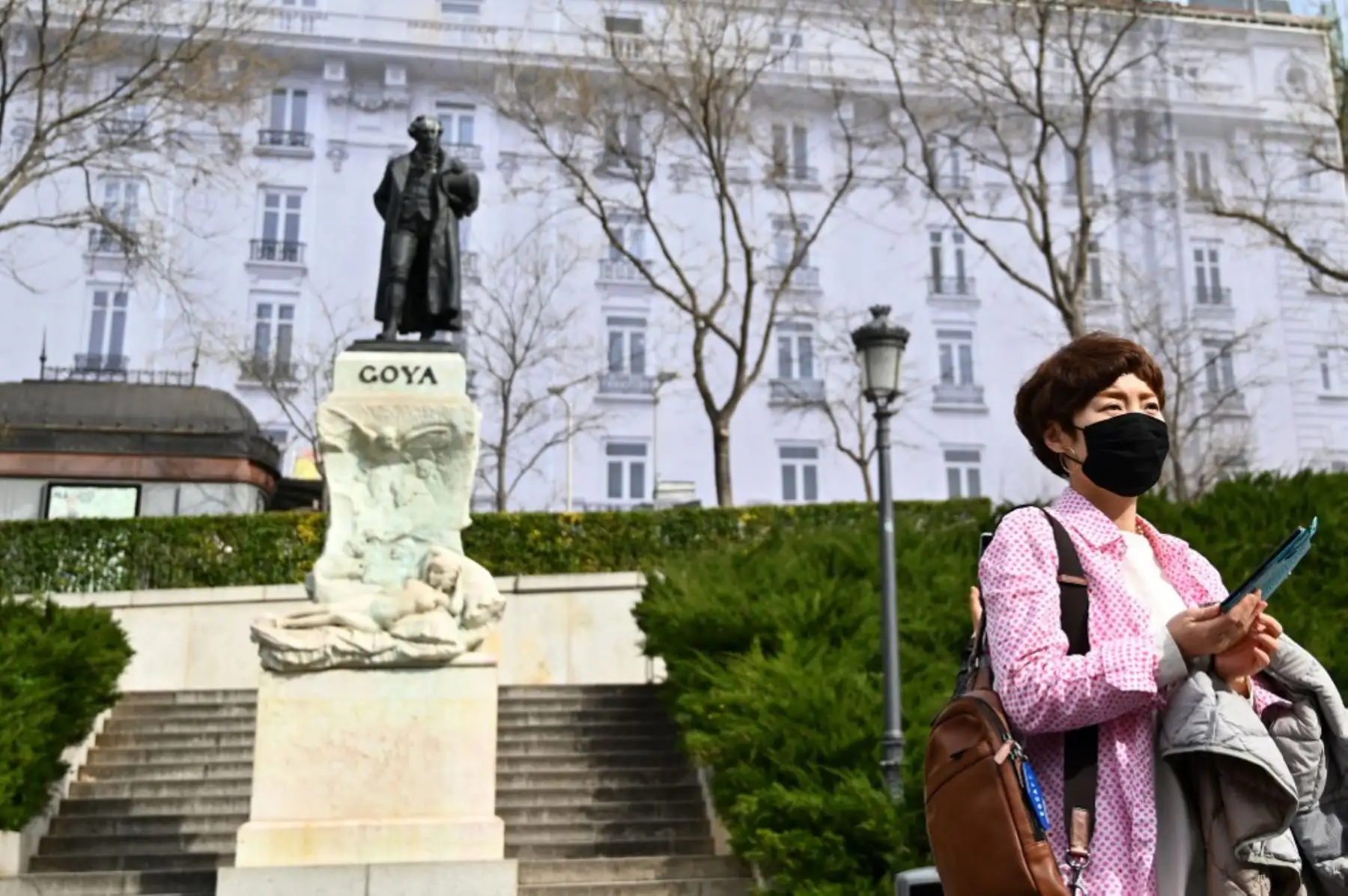 Turistas surcoreanos con una máscara protectora
caminan cerca del museo El Prado en Madrid. Foto: AFP