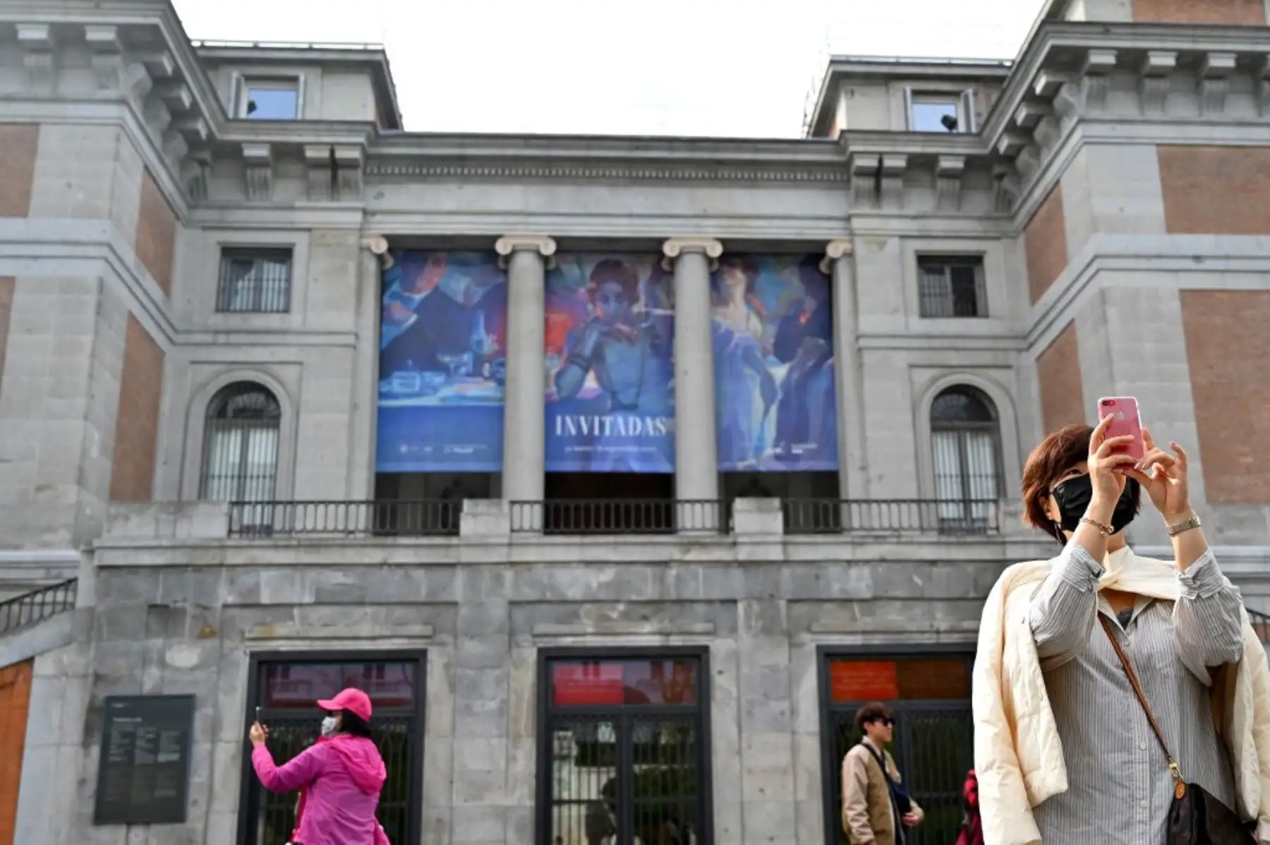 Personas con máscaras protectoras frente al museo El Prado en Madrid, después de que todos los museos estatales de Madrid fueron cerrados al público debido al brote de coronavirus.Foto: AFP