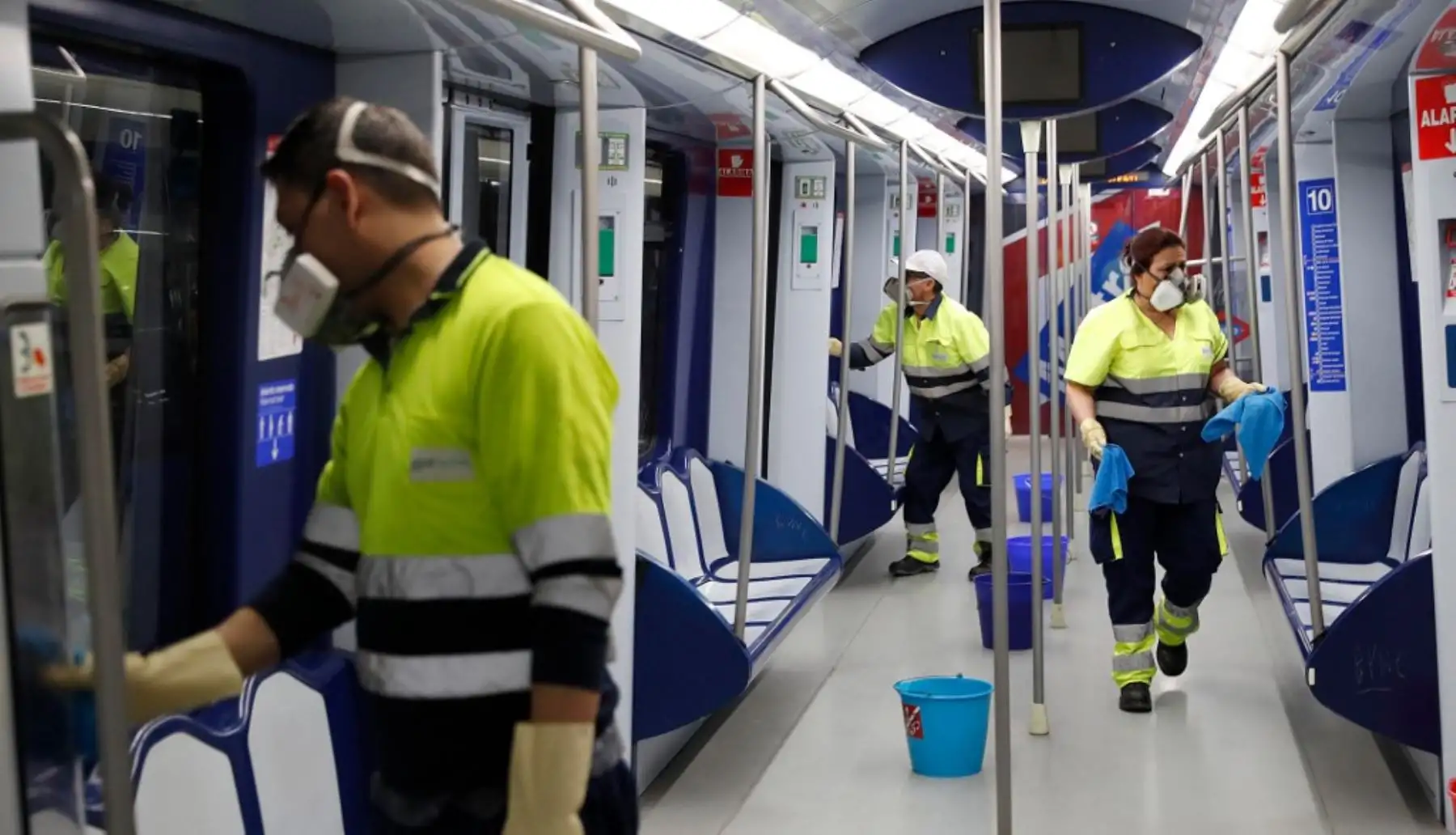 Trabajadores limpian un tren para ayudar a prevenir la propagación del coronavirus, en la estación de trenes de Madrid. Foto: AFP