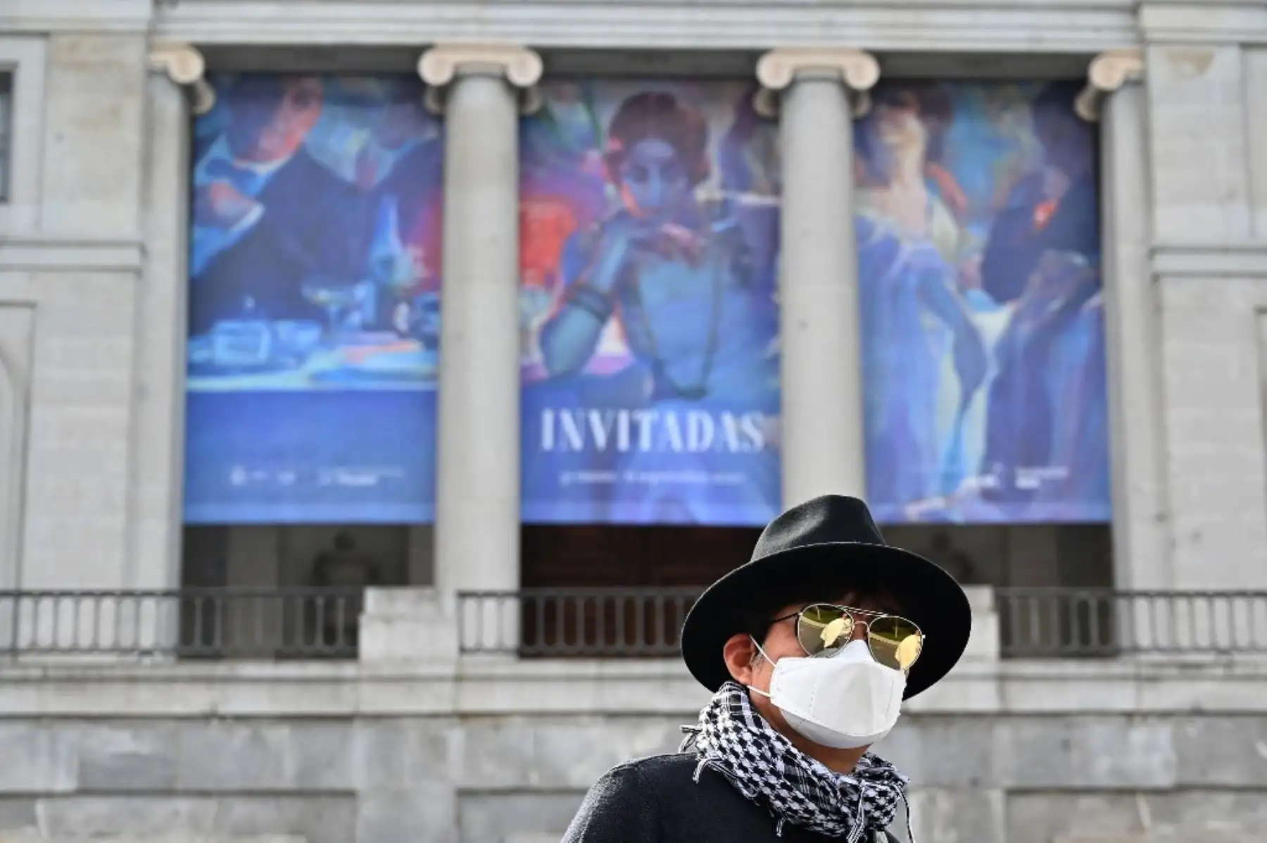 Turistas surcoreano con una máscara protectora
camina frente al museo El Prado en Madrid. Foto: AFP