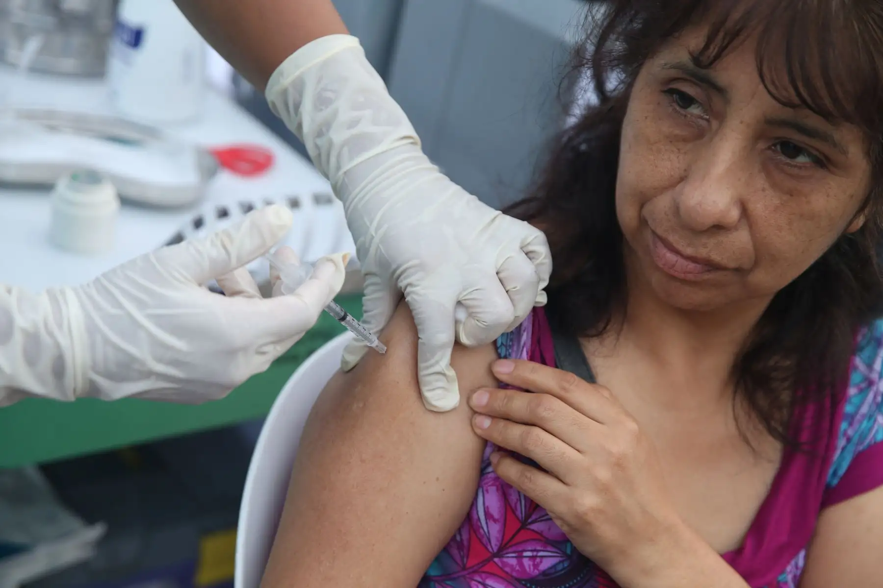 Adultos mayores de 60 años reciben vacuna gratuita contra el neumococo para aminorar los daños de un posible contagio por Coronavirus. Foto: ANDINA/Jhonel Rodríguez Robles