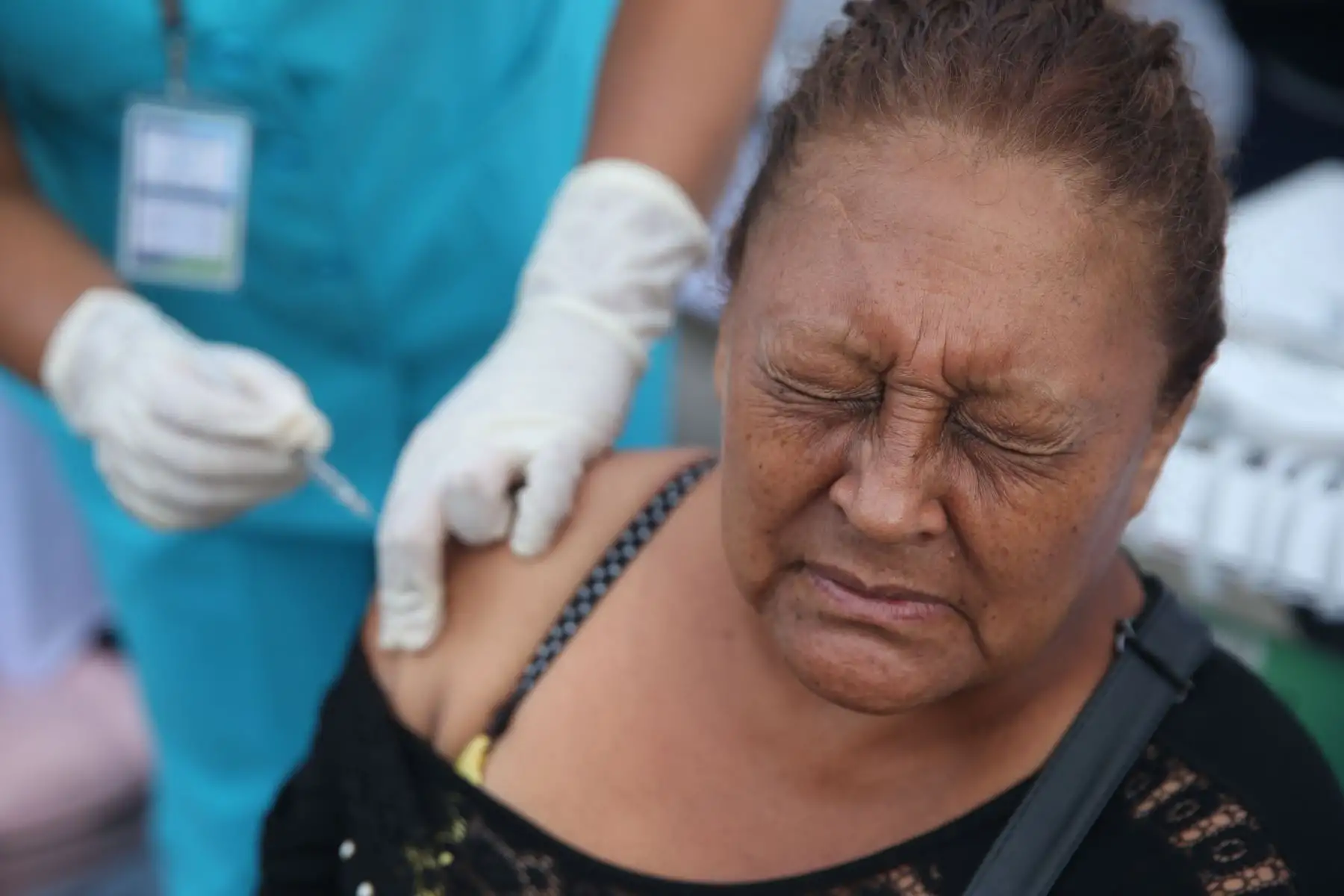 Adultos mayores de 60 años reciben vacuna gratuita contra el neumococo para aminorar los daños de un posible contagio por Coronavirus. Foto: ANDINA/Jhonel Rodríguez Robles