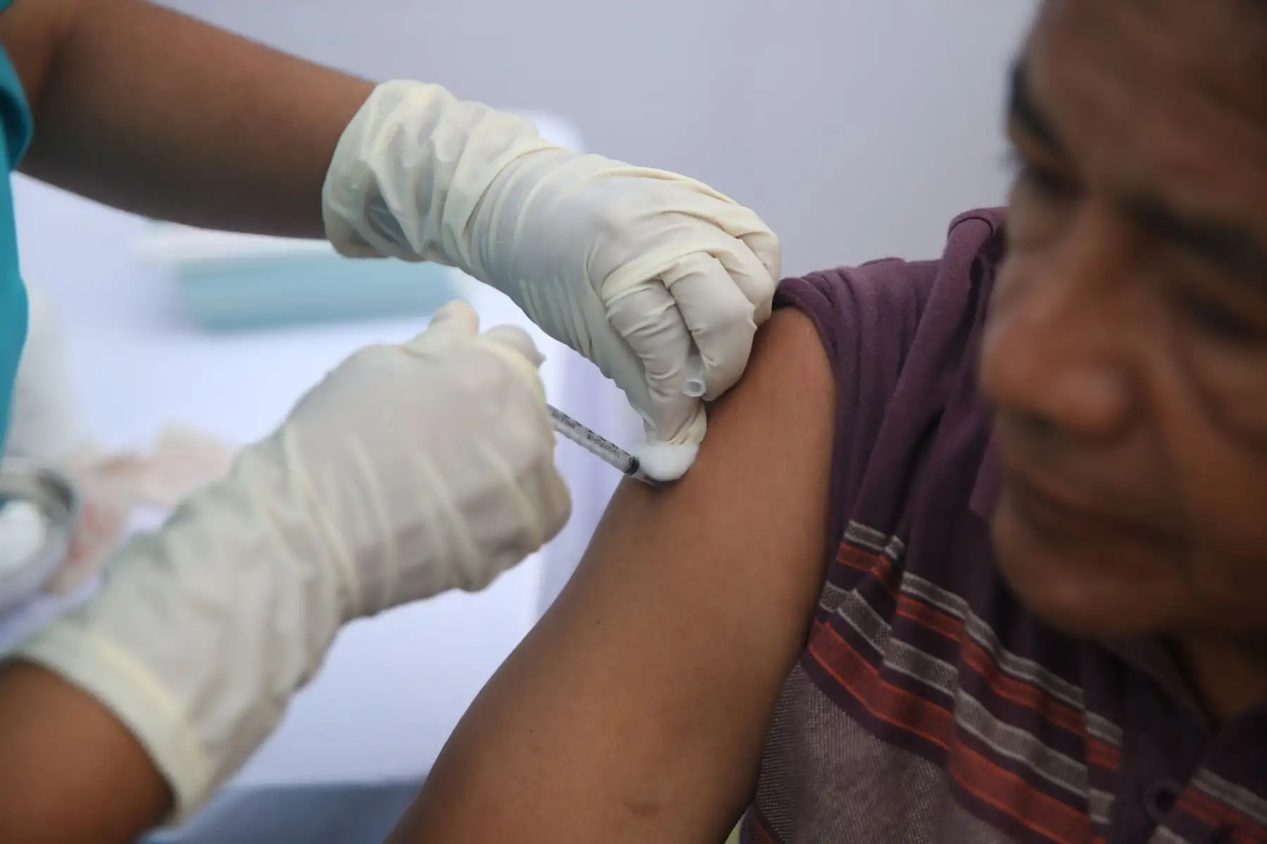 Adultos mayores de 60 años reciben vacuna gratuita contra el neumococo para aminorar los daños de un posible contagio por Coronavirus. Foto: ANDINA/Jhonel Rodríguez Robles