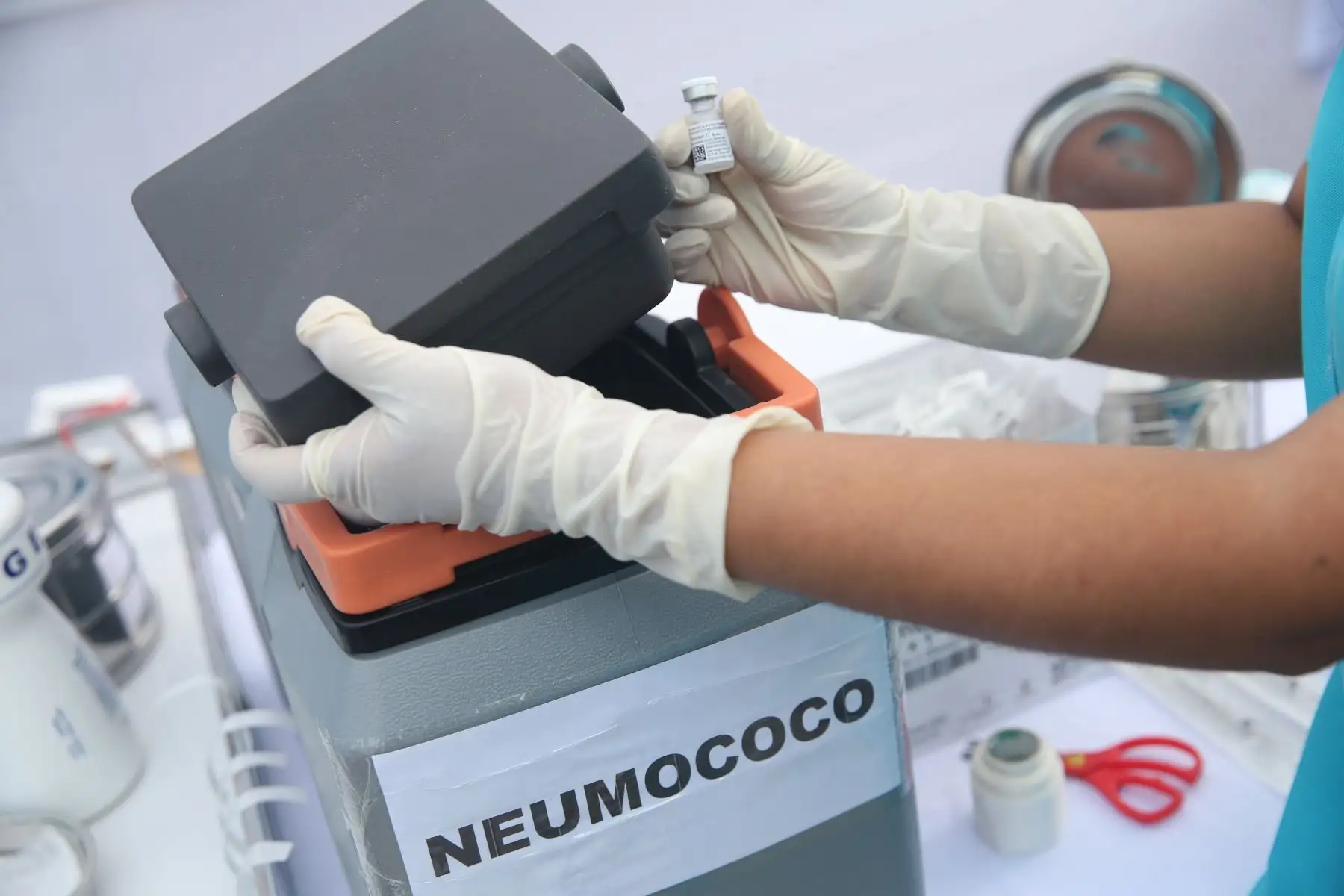 Adultos mayores de 60 años reciben vacuna gratuita contra el neumococo para aminorar los daños de un posible contagio por Coronavirus. Foto: ANDINA/Jhonel Rodríguez Robles